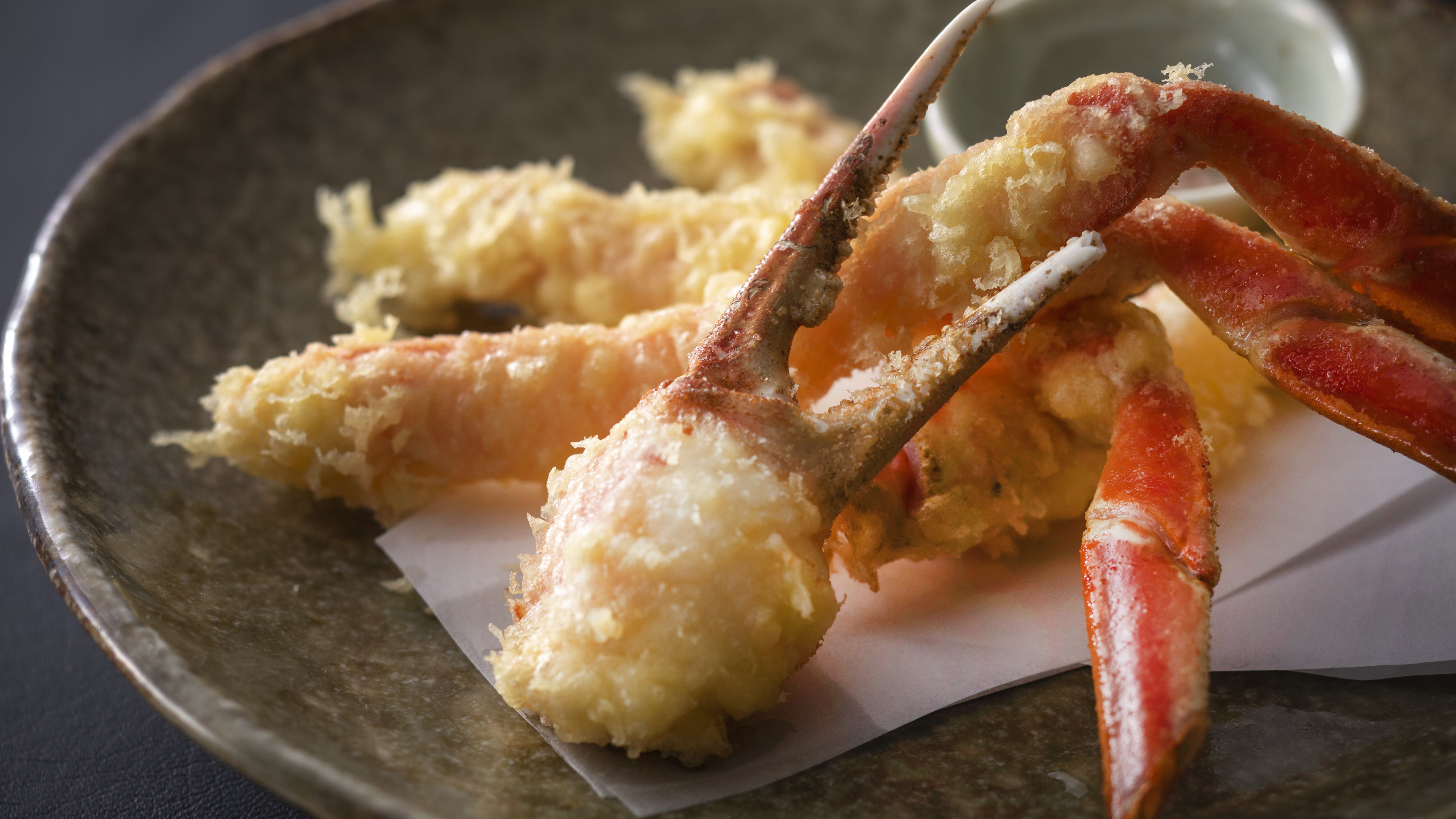 【蟹の天婦羅】サクサクに揚げた蟹の天婦羅。