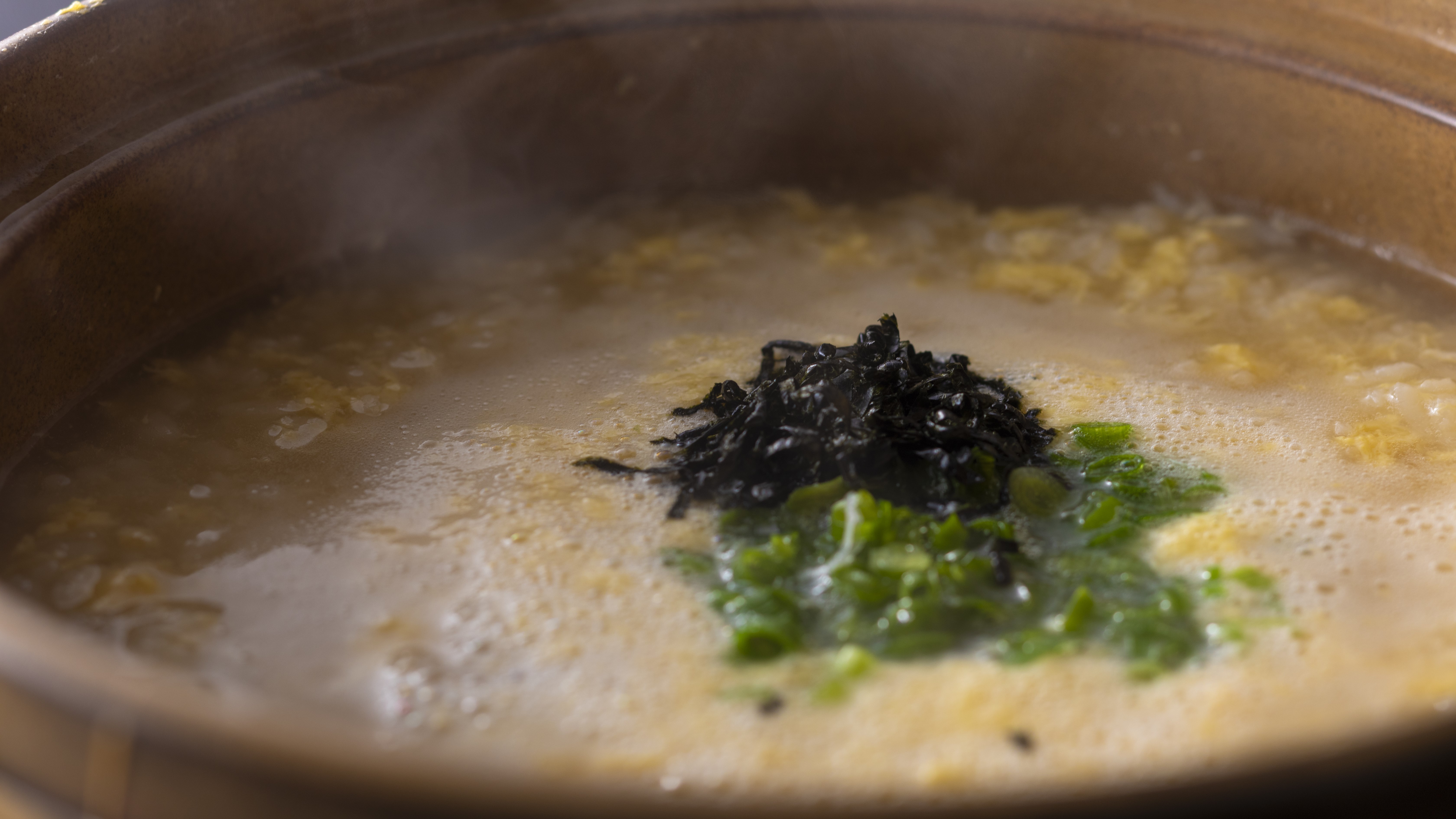 【カニ雑炊】冬の味覚・松葉蟹料理を〆る、蟹の旨味が効いた絶品の蟹雑炊。
