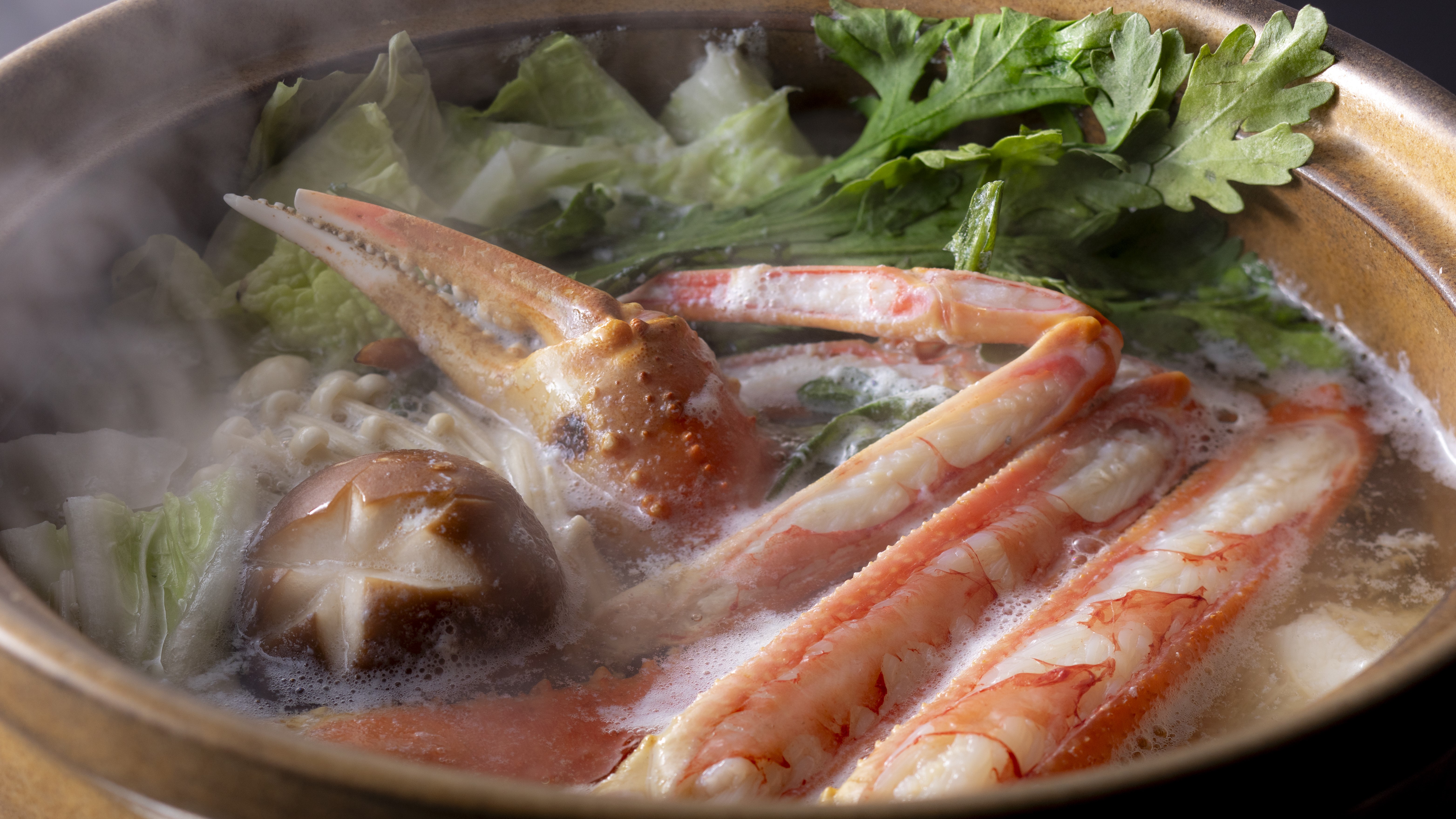 【蟹ちり鍋】冬の味覚・松葉蟹を蟹ちりで味わう。野菜と一緒にポン酢でお楽しみください。