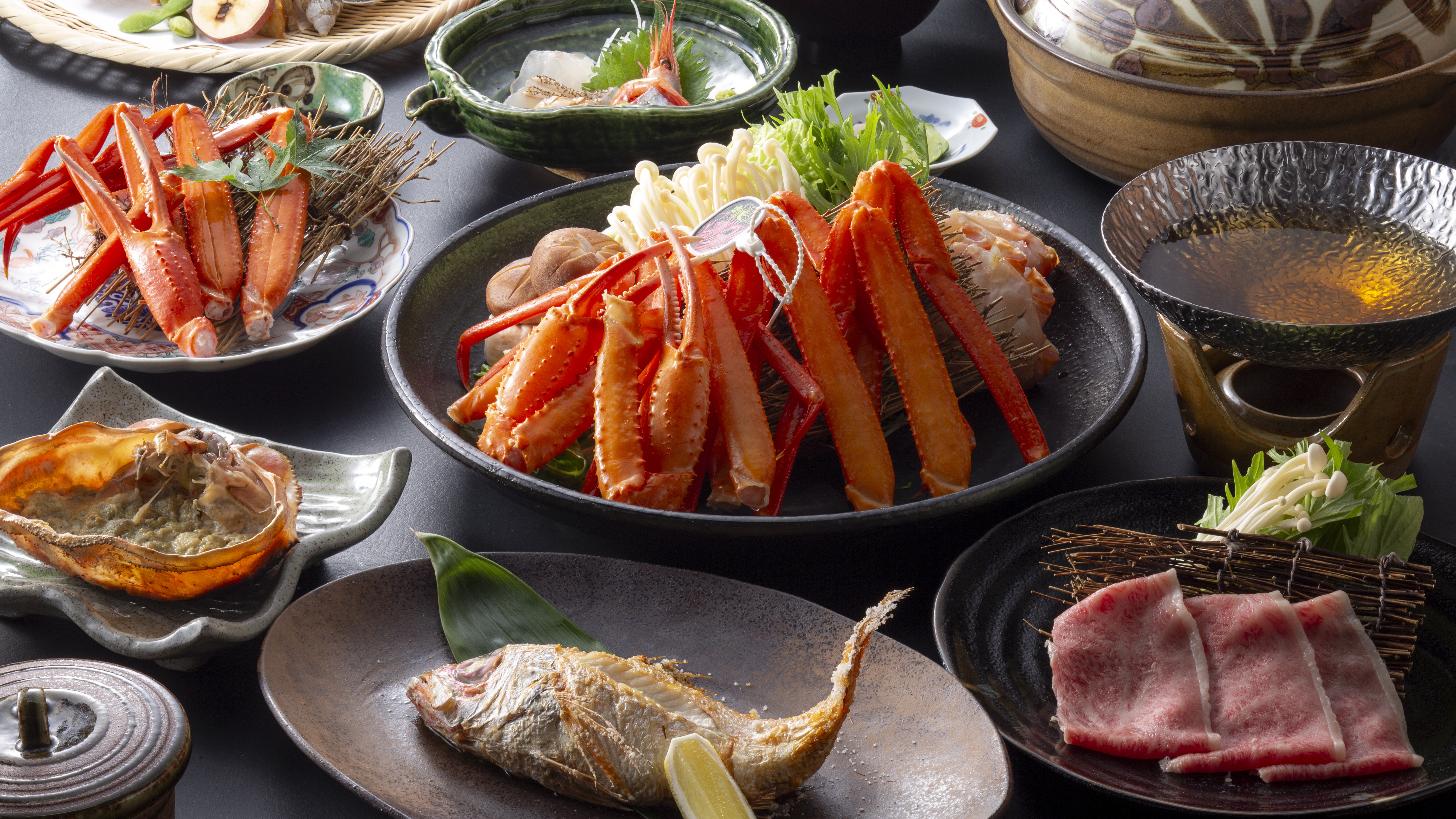 香住 旅の庵 大吉の会席。茹でた香住ガニとカニすき鍋に但馬牛とノドグロの塩焼きが並ぶ