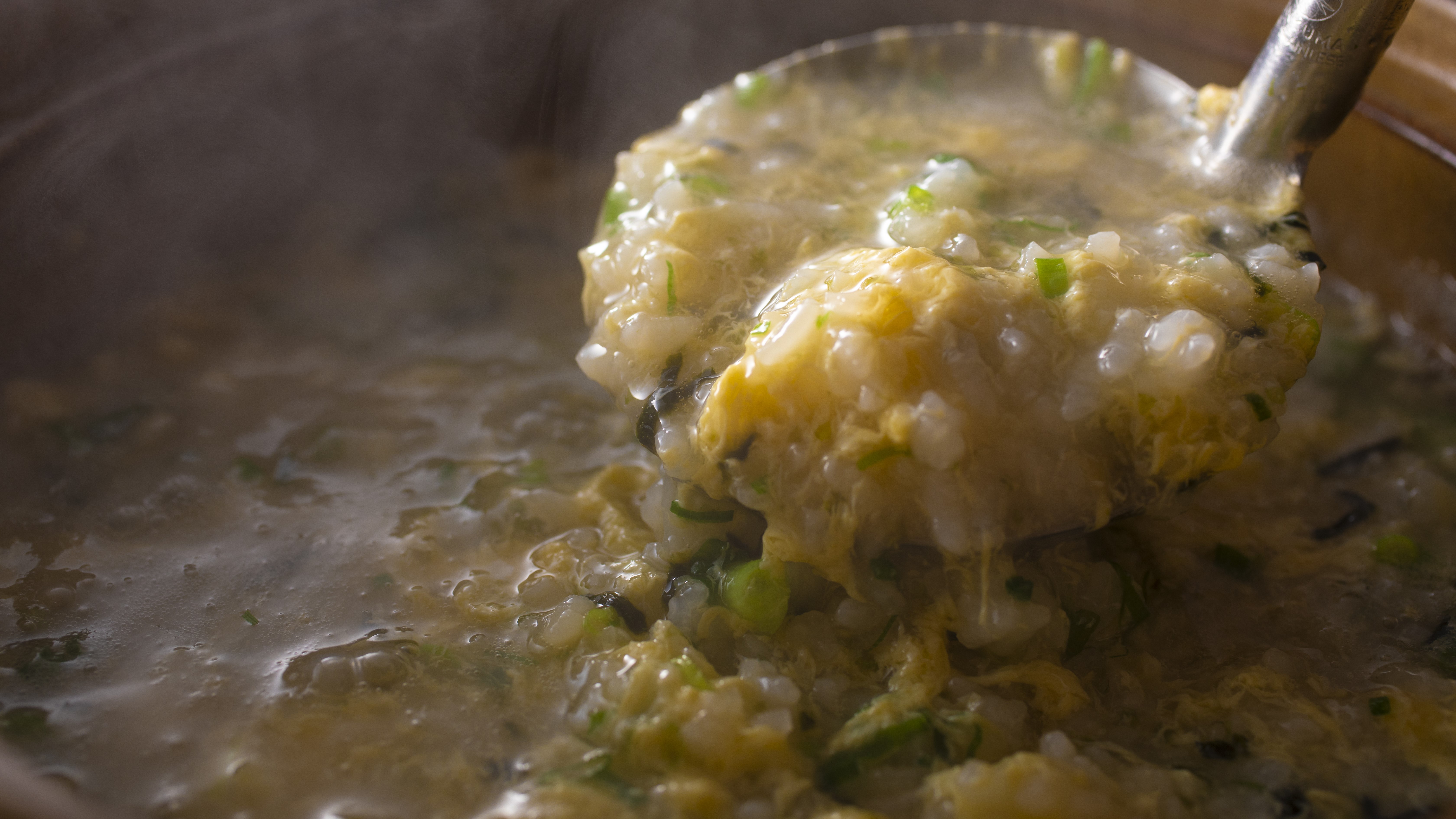 【カニ雑炊】冬の味覚・松葉蟹料理を〆る、蟹の旨味が効いた絶品の蟹雑炊。
