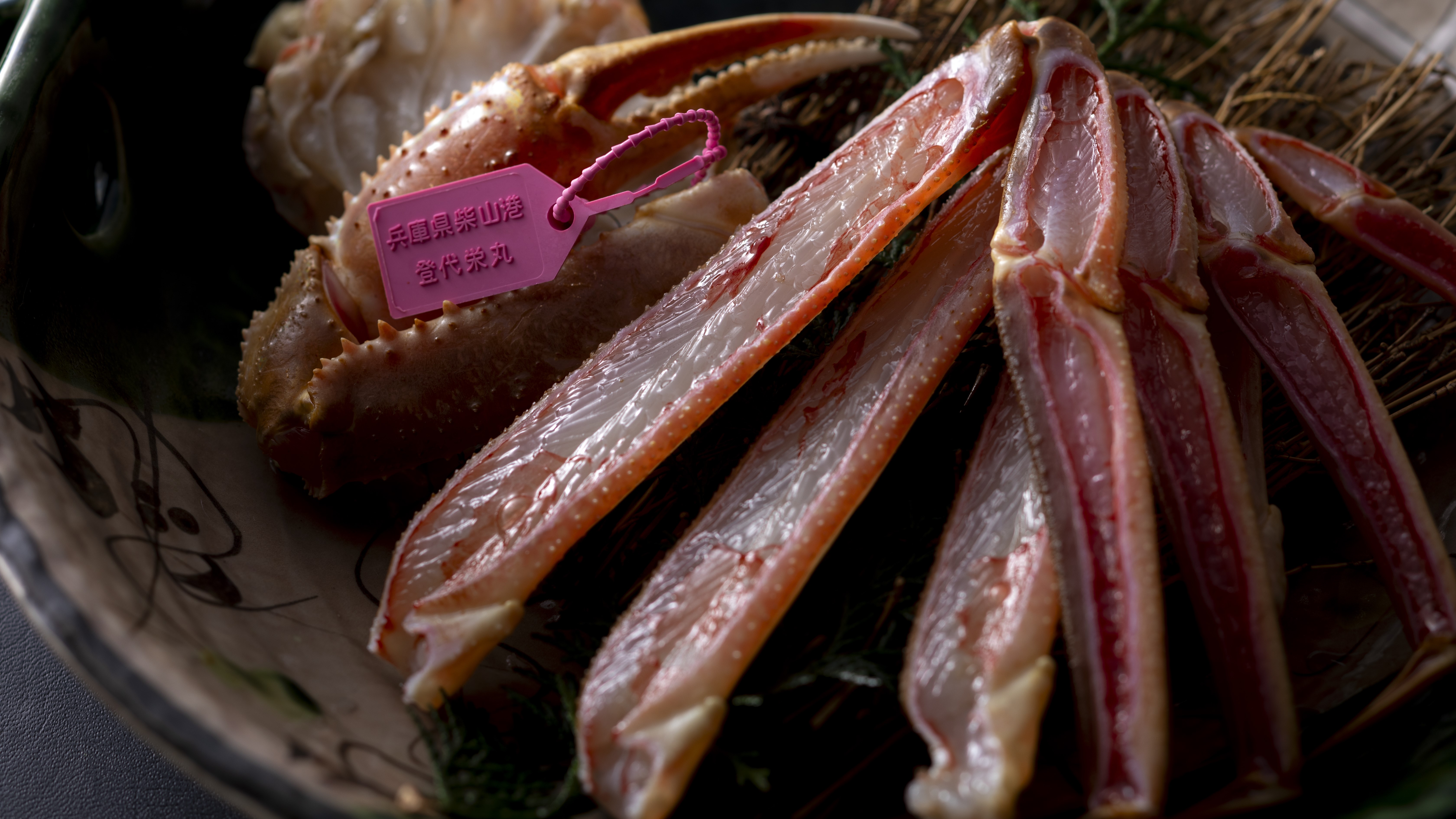 【焼き蟹】炭火で香ばしく焼き上げる活松葉蟹の焼き蟹は、身がぷっくりとして半生が食べごろです。