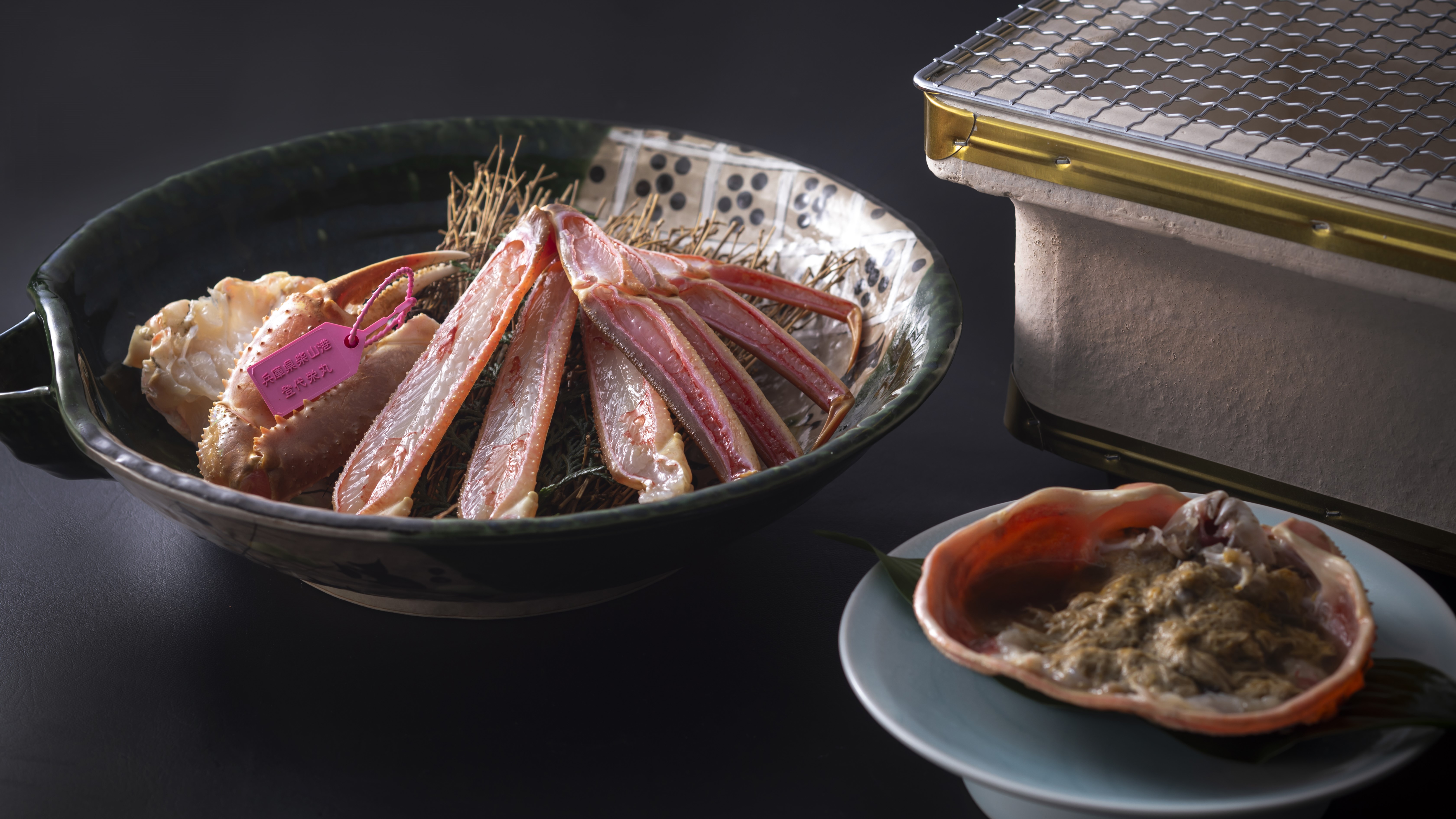 【焼き蟹】炭火で香ばしく焼き上げる活松葉蟹の焼き蟹は、身がぷっくりとして半生が食べごろです。