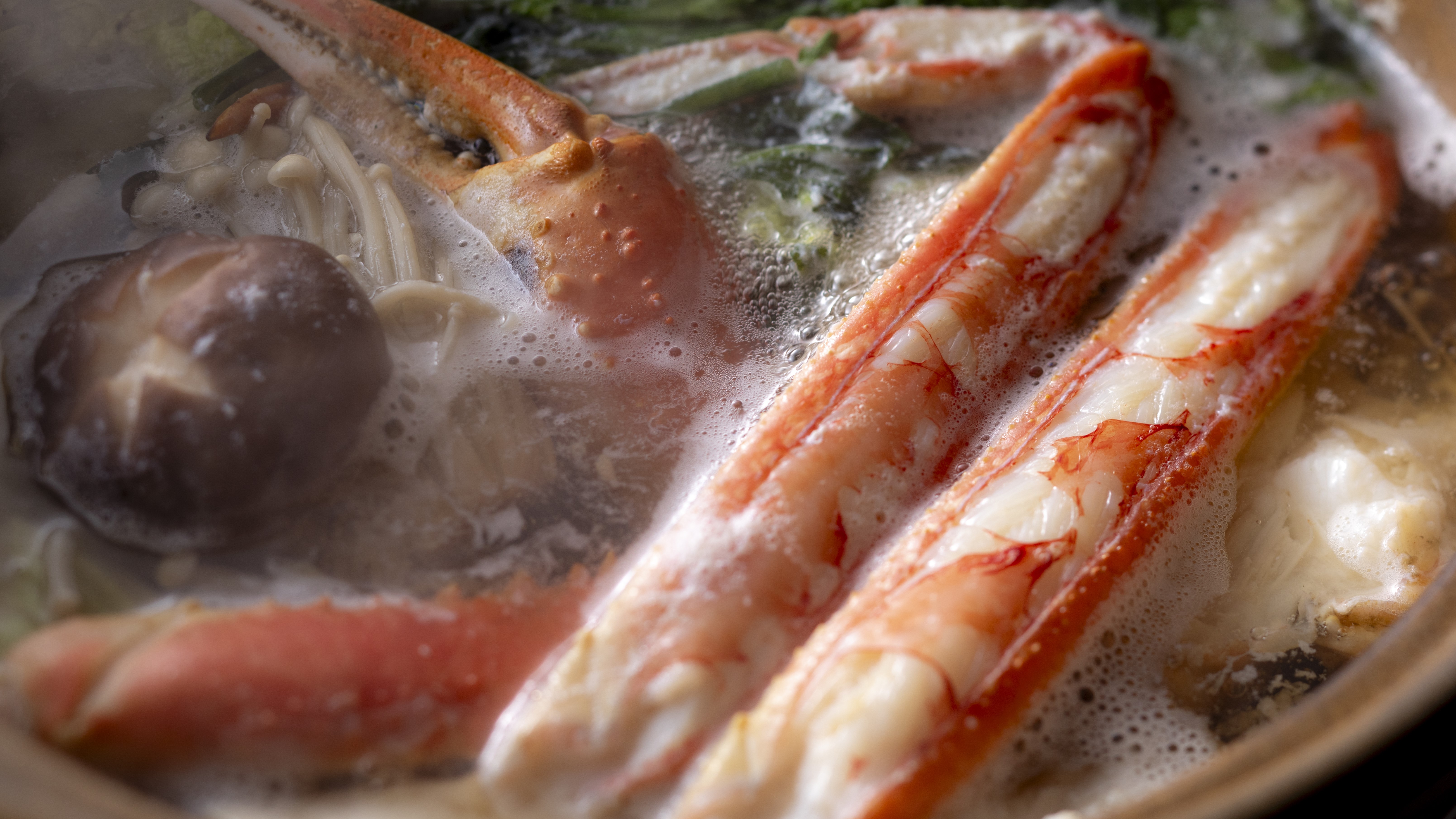 【蟹ちり鍋】冬の味覚・松葉蟹を蟹ちりで味わう。野菜と一緒にポン酢でお楽しみください。