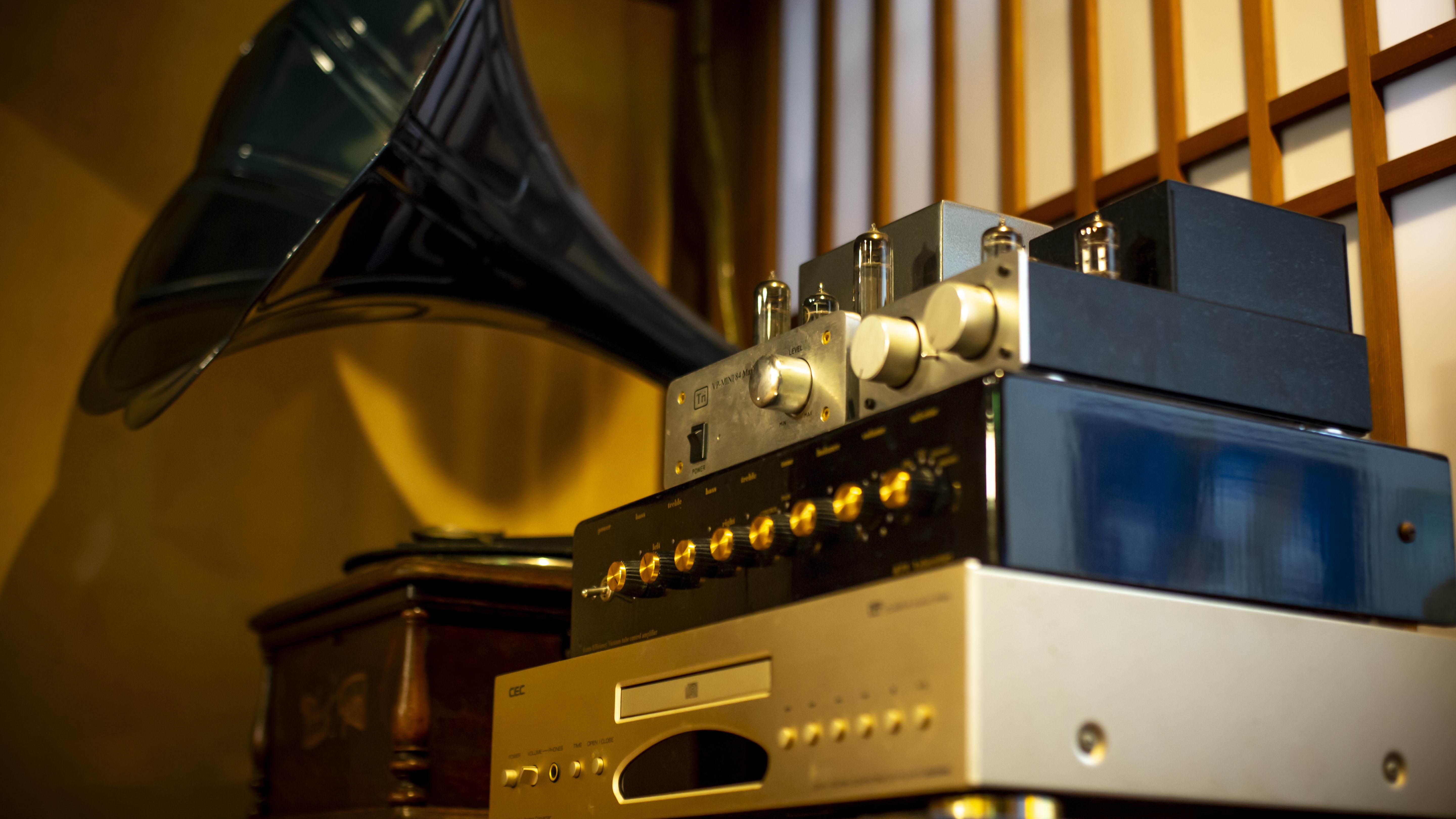 【オーディオ】主人がこだわりをもつ本館のオーディオ。