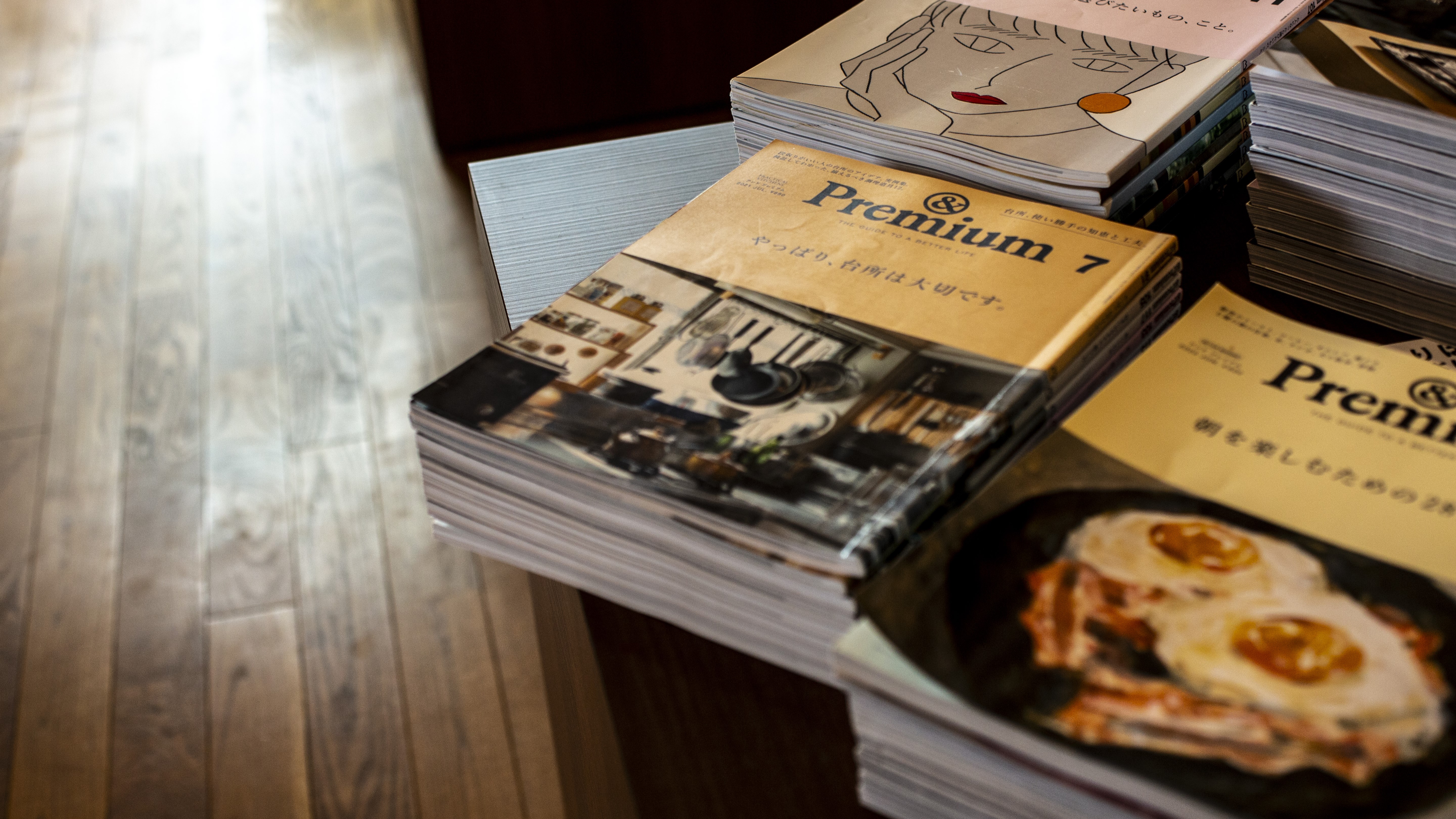 【ラウンジ】日本の伝統的な素材と天然木が使われた、優しい光が差し込むラウンジでゆったりと。