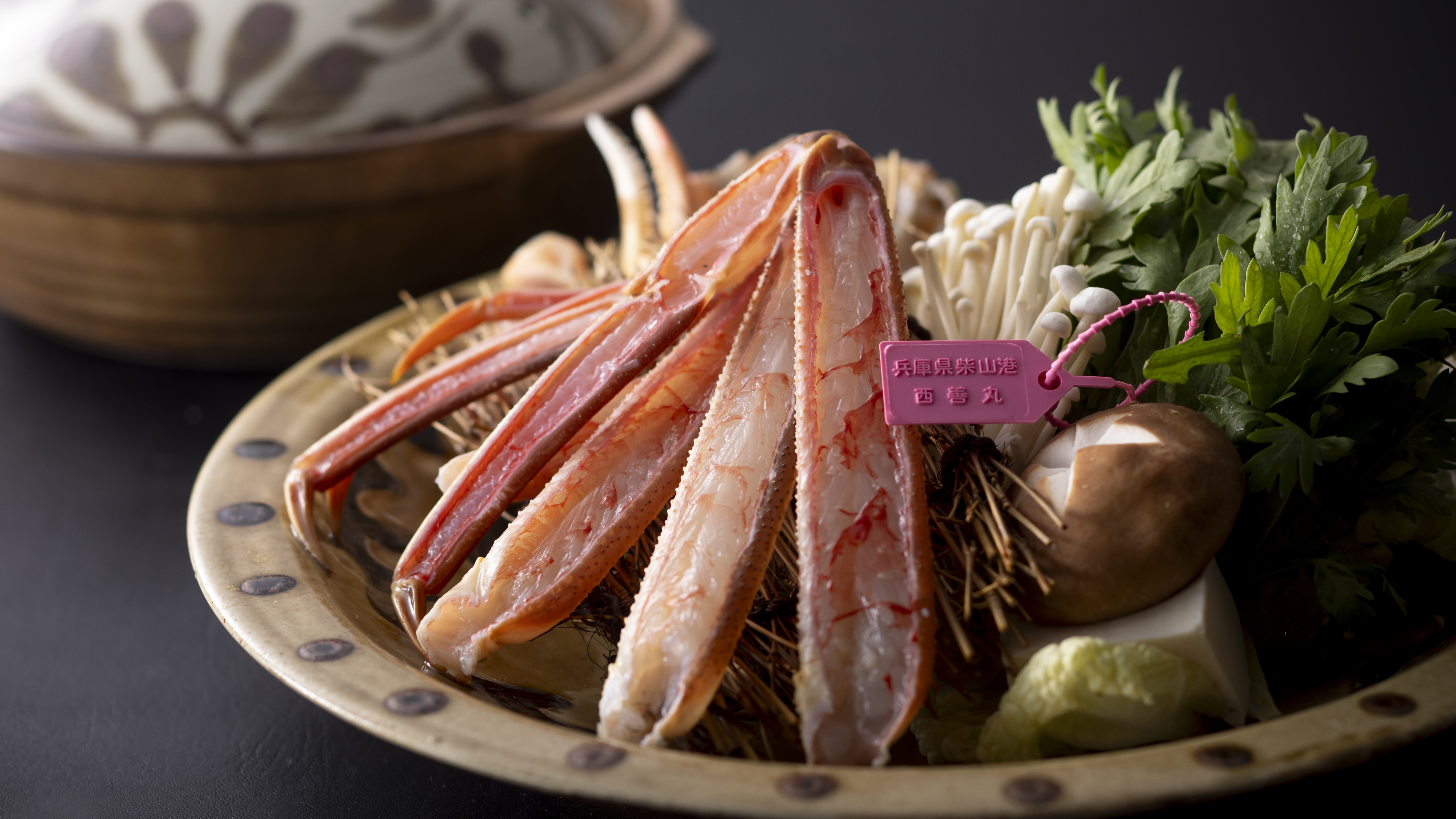 【蟹ちり鍋】活蟹を使った蟹ちり鍋は、昆布などであっさりと風味をつけた出汁で、素材の旨味を感じて！