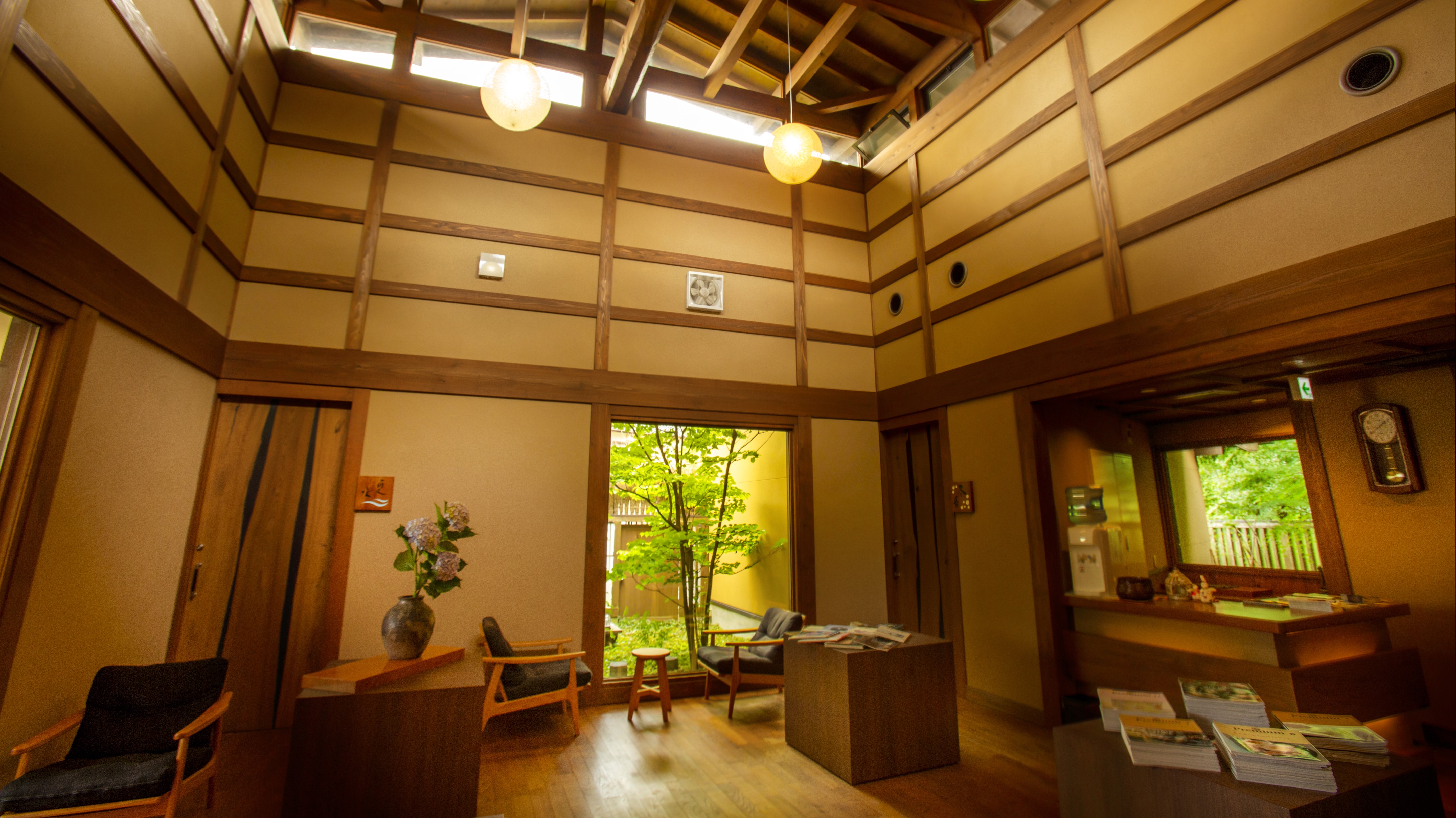 【ラウンジ】日本の伝統的な素材と天然木が使われた、優しい光が差し込むラウンジでゆったりと。