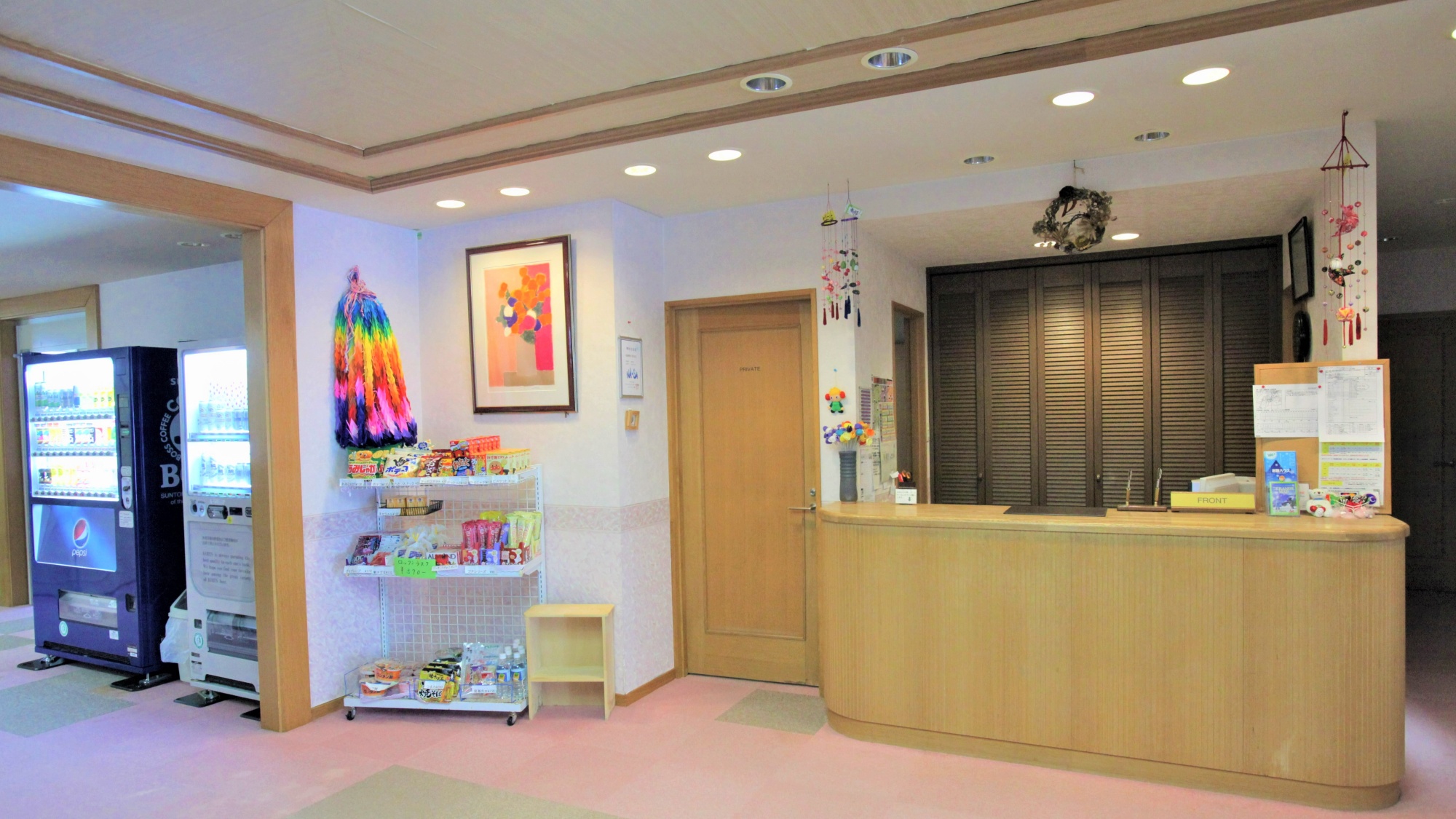 *フロント・ロビー　フロント横に軽食などをご用意している売店もございます。