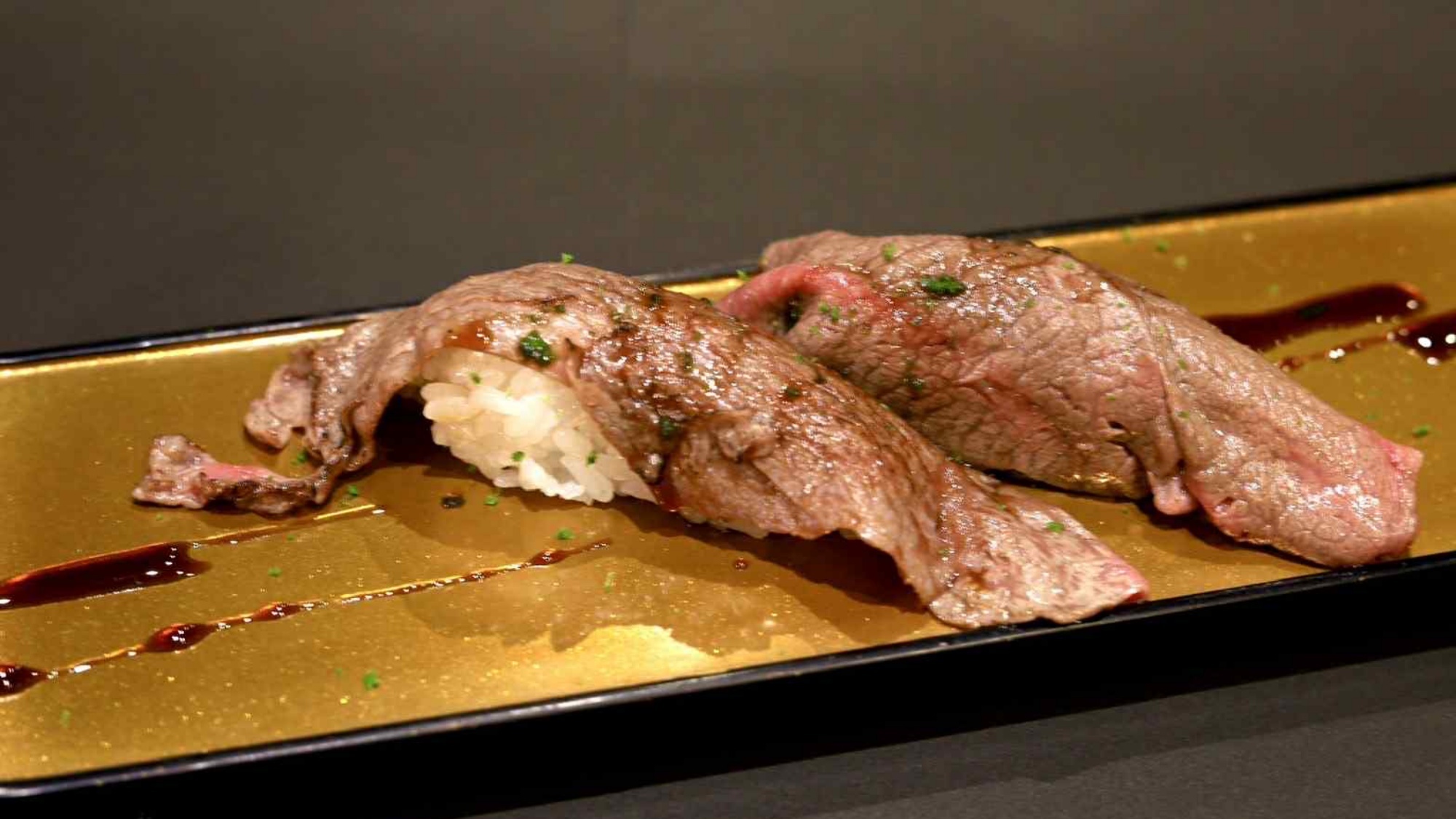 《肉寿司二貫》〜通常のお料理に脂ののったとろける牛肉のお寿司が二貫ついたスペシャルプラン〜