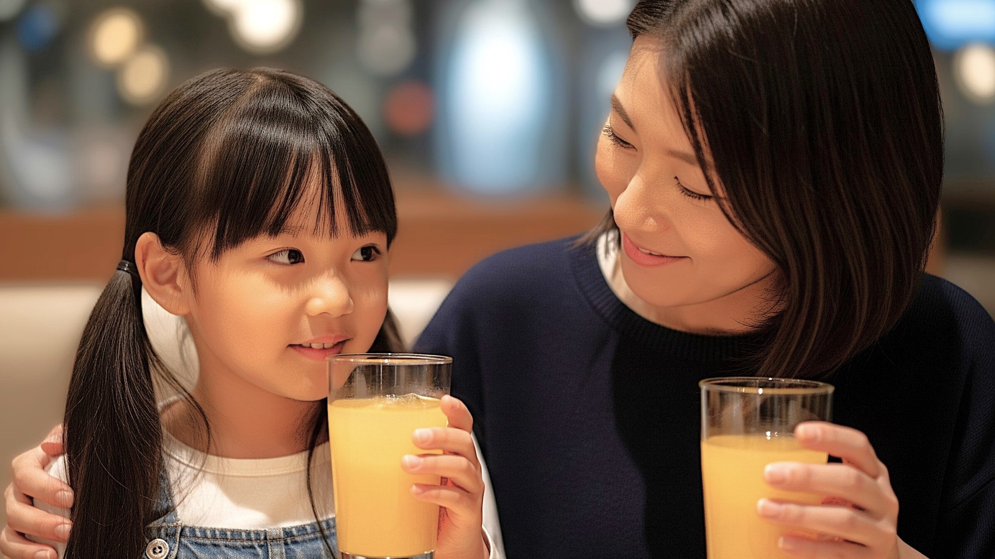 【ホテルでの一日】無料のウェルカムバーでドリンクを楽しんで