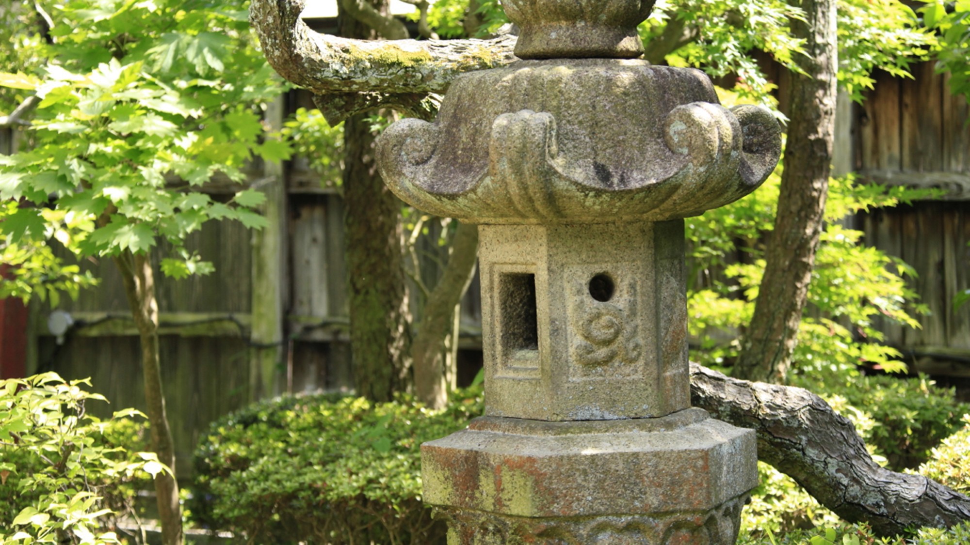 ■中庭／当館自慢の中庭で、のんびりお寛ぎください。