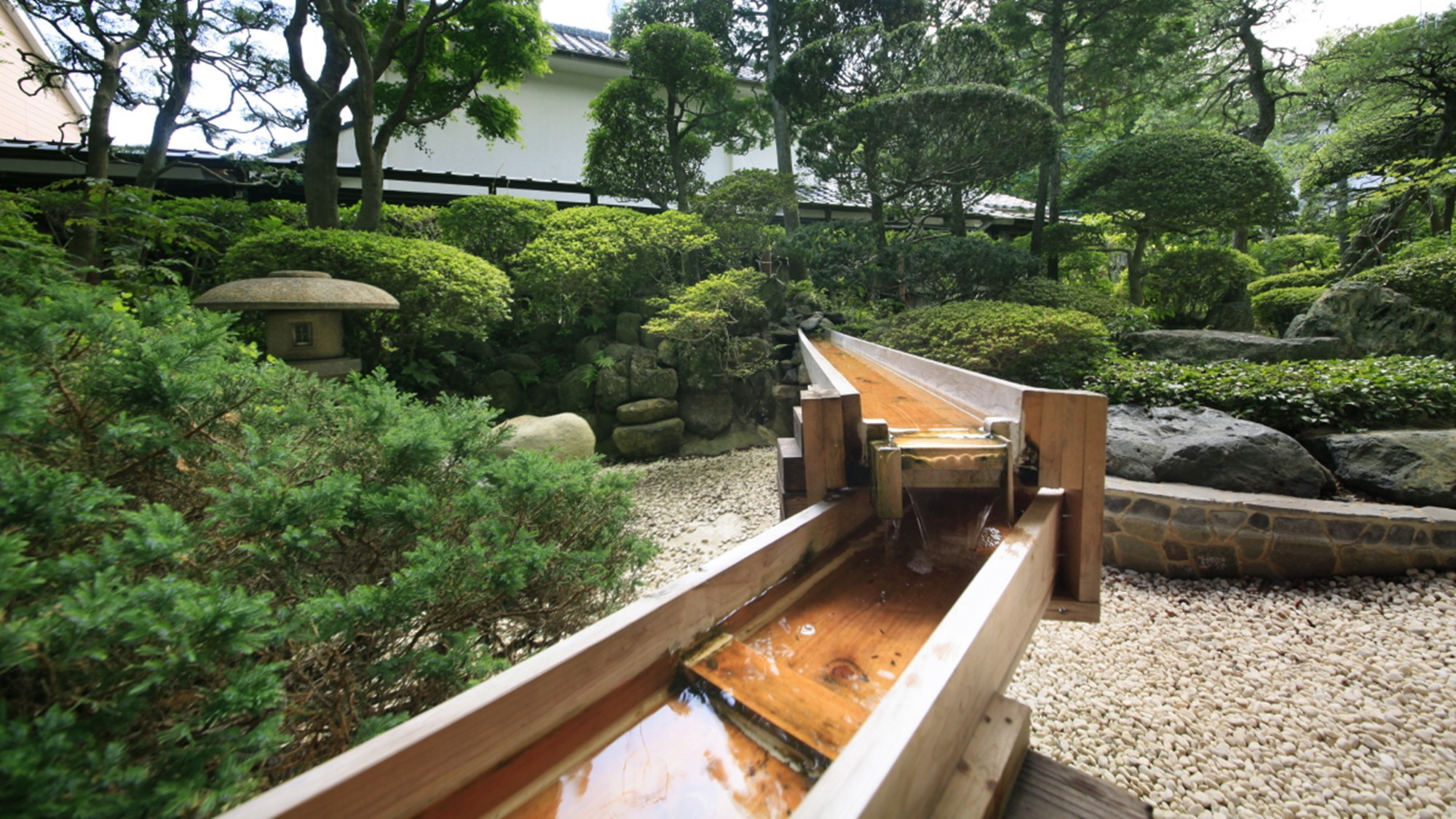 ■中庭／震災の影響で池に水が溜まらないため、当館の社長が樋を繋いで対策中です。