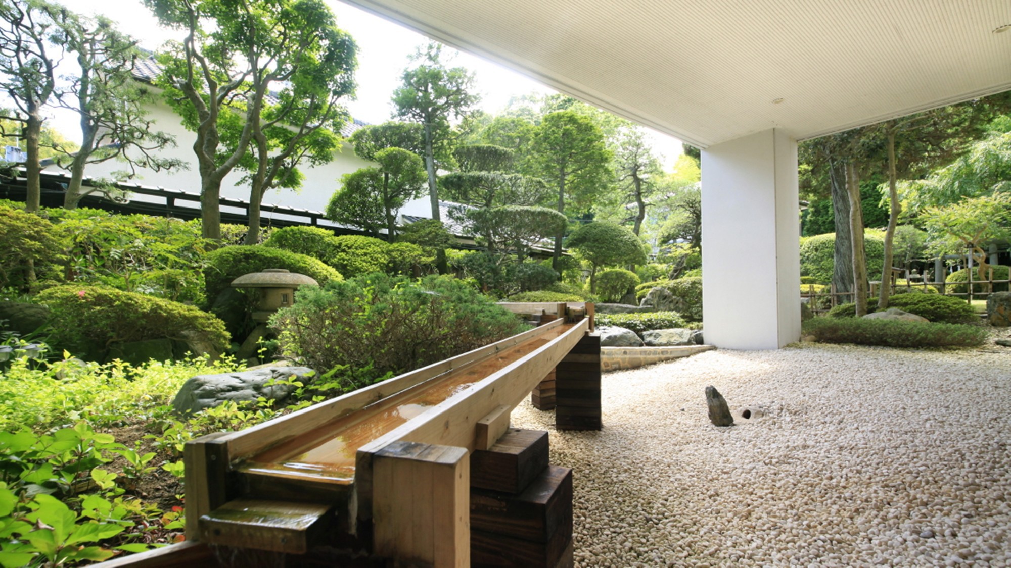 ■中庭／当館自慢の庭園でございます。ご滞在の際はぜひお庭に出て季節の風をお楽しみください。