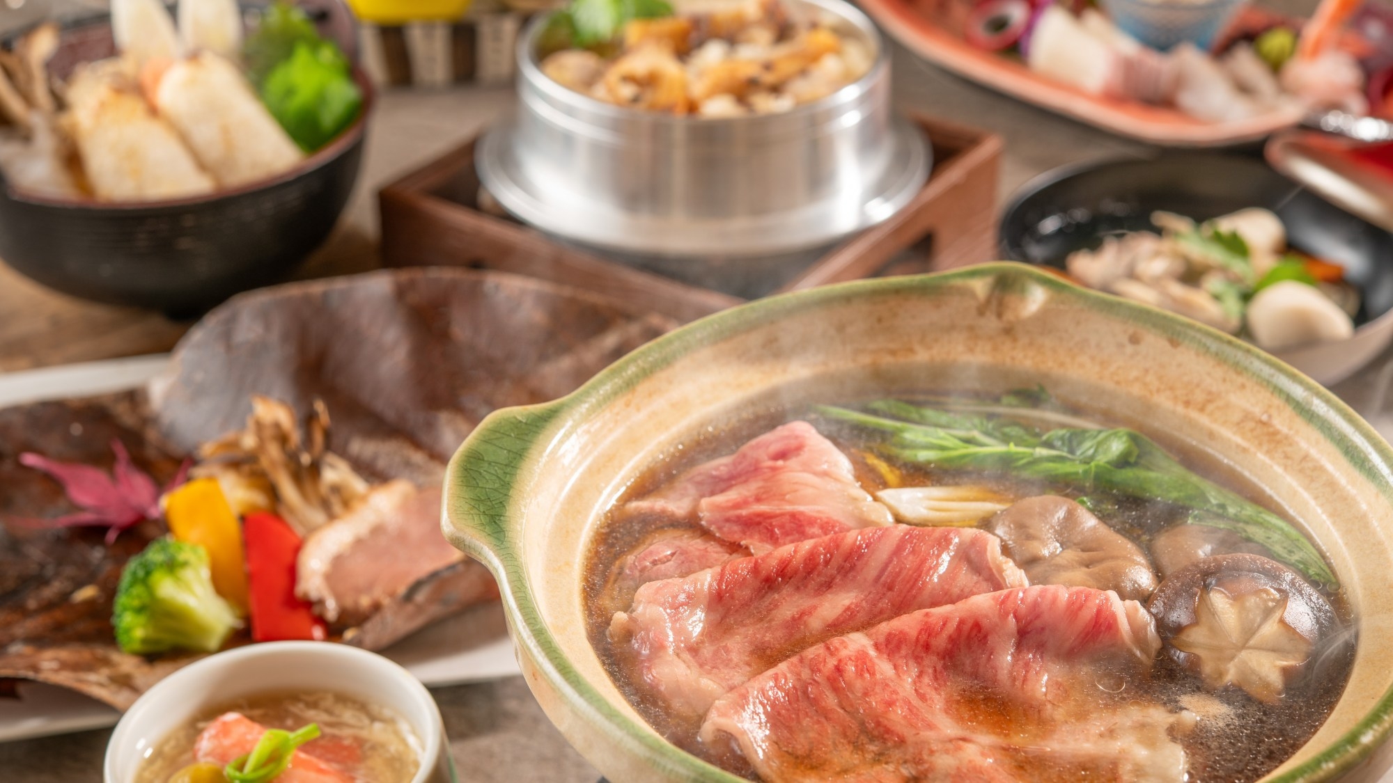 【土地の恵み会席・秋】姫神和牛をすき焼きで味わい、香しい松茸釜飯で秋を堪能