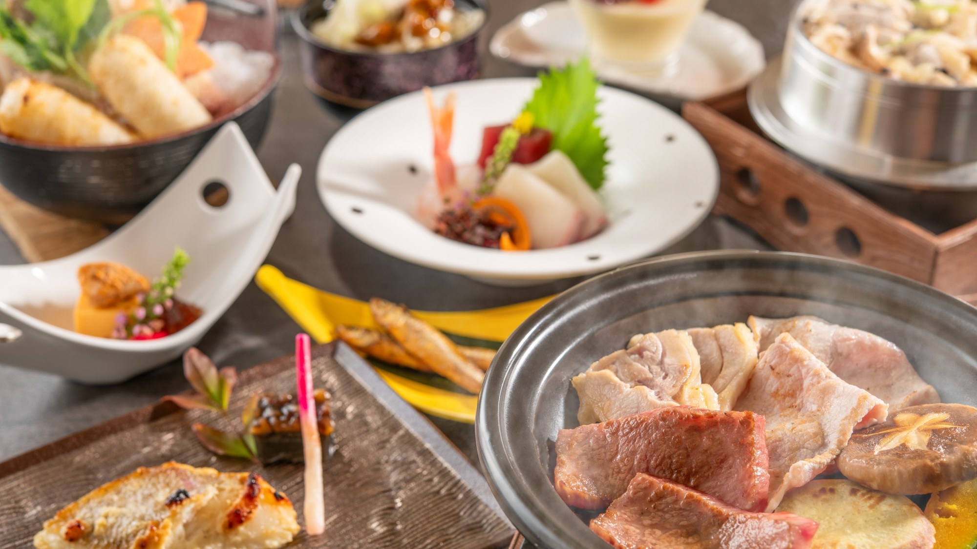 【秋田得旅】【季節の会席・冬】3種のご当地肉の食べ比べ、比内地鶏の釜飯やきりたんぽ鍋で秋田を満喫