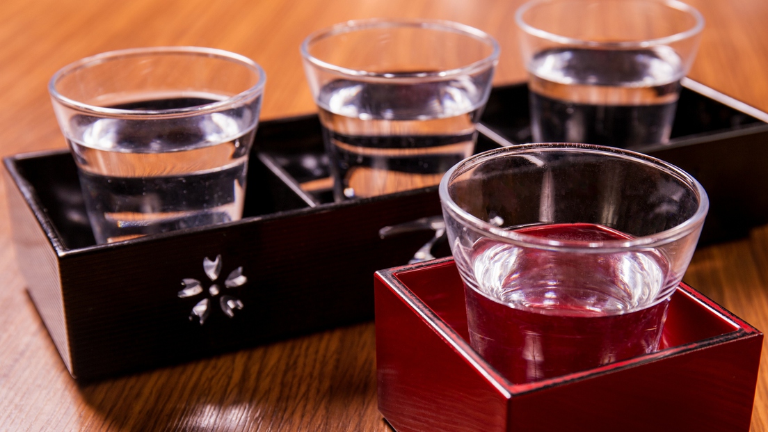 秋田の日本酒4種、又はフリードリンクよりお好みの特典をお選びいただけます。