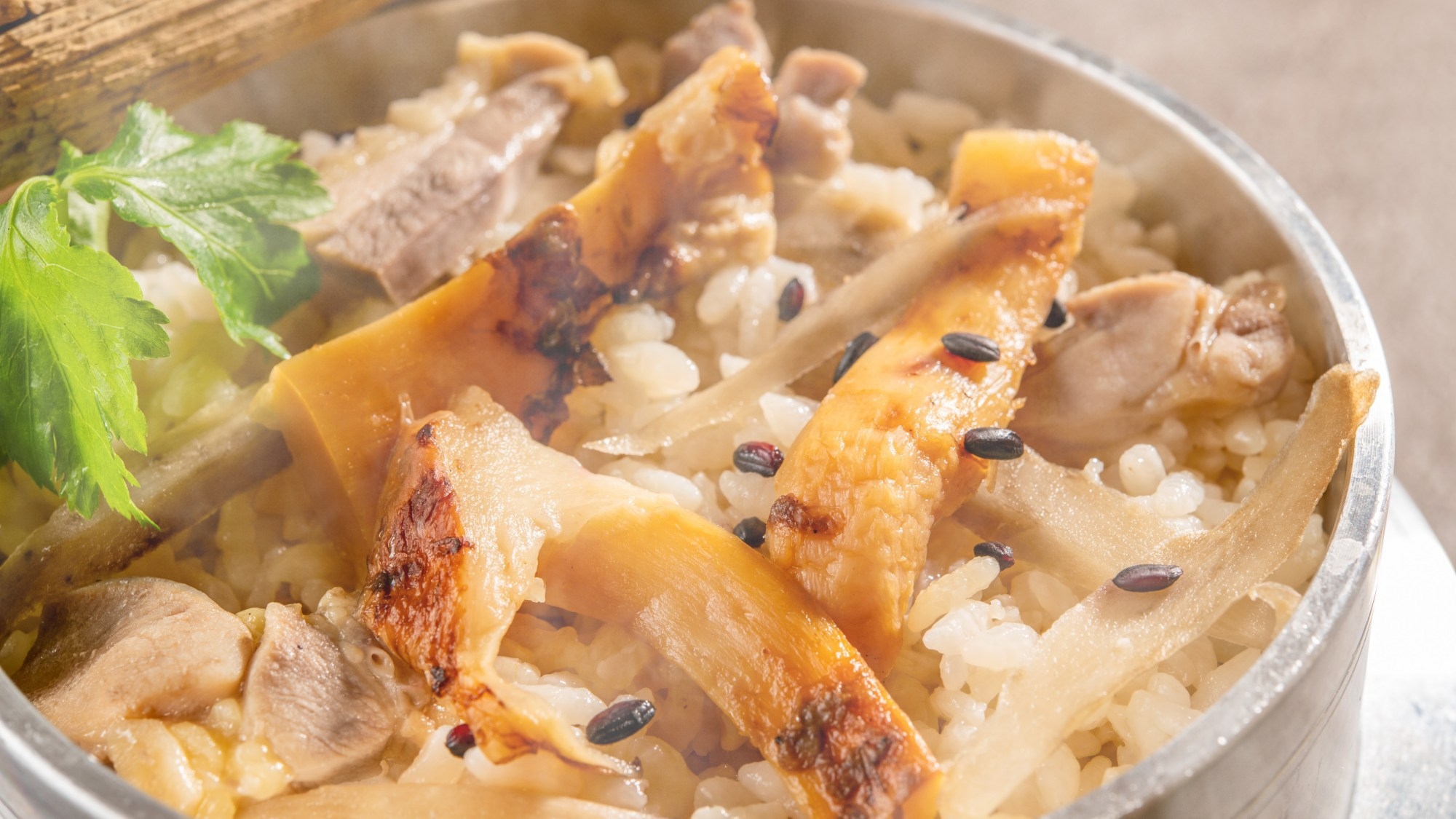 【土地の恵み会席・秋】姫神和牛をすき焼きで味わい、香しい松茸釜飯で秋を堪能