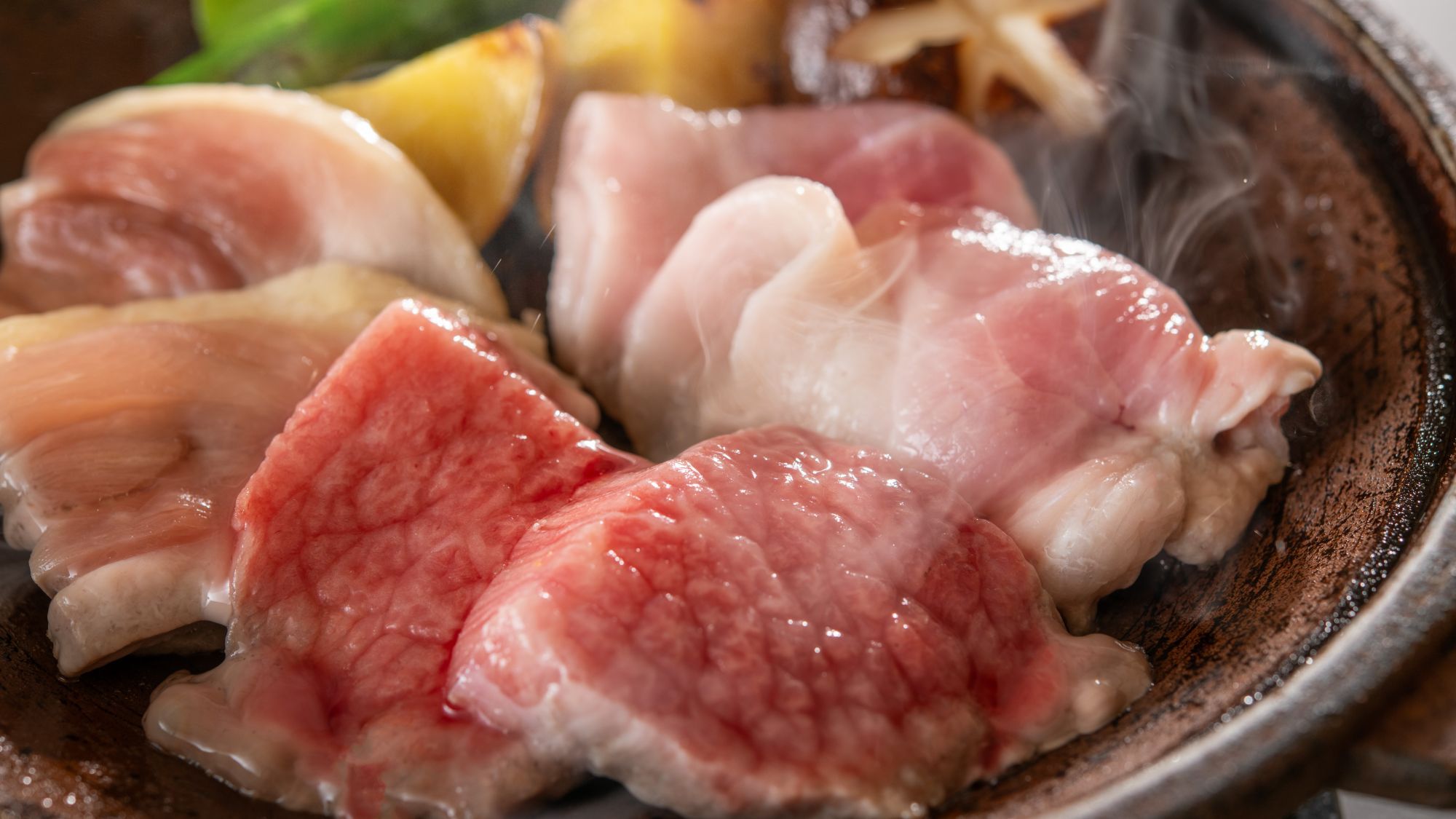 【季節の会席・夏】牛・豚・鶏3種の陶板焼きと北秋田の郷土料理“きりたんぽ鍋”で秋田を満喫！