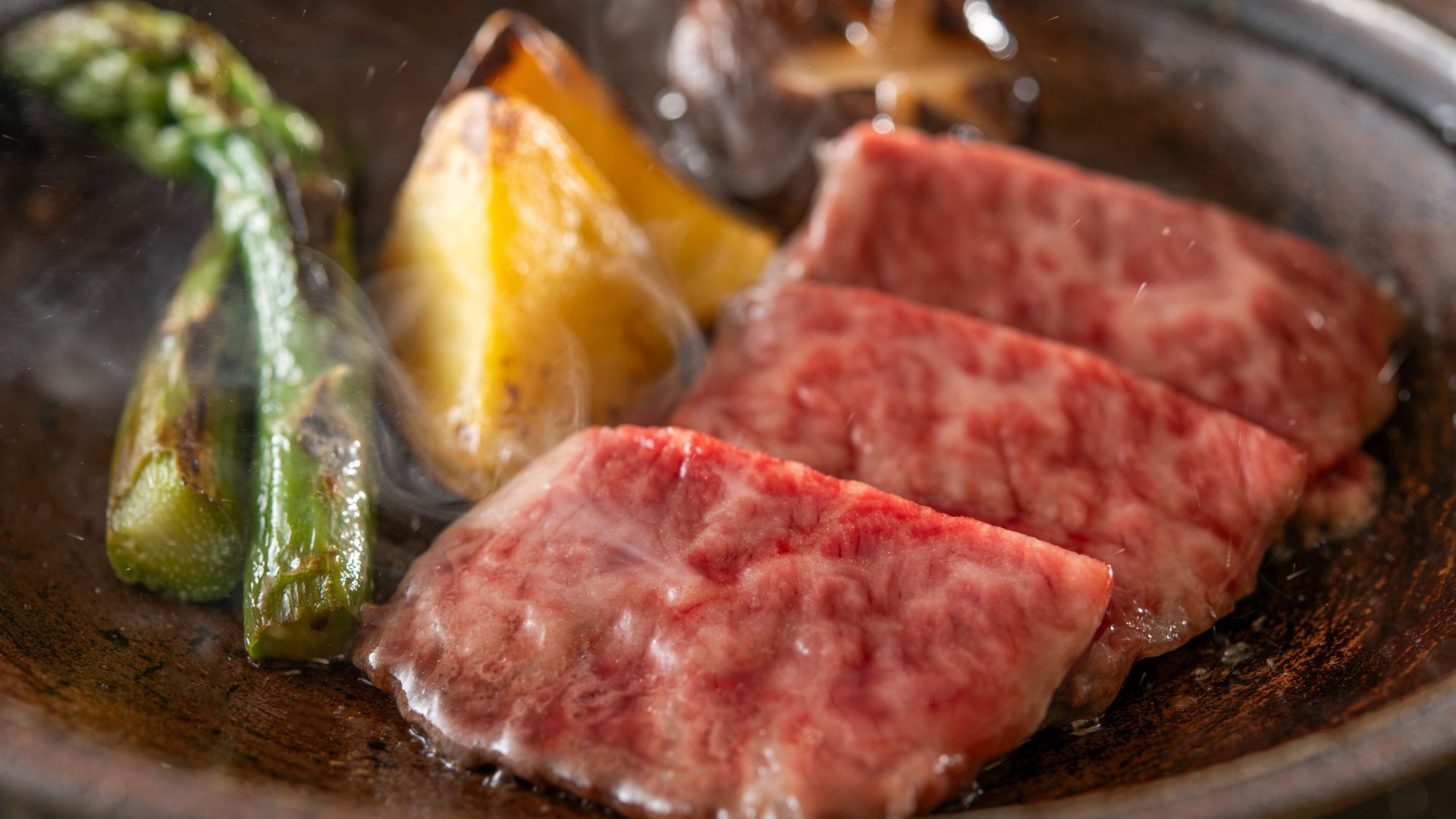 【土地の恵み会席・夏】季節の地産食材満載！姫神和牛の陶板焼きやきりたんぽ鍋を堪能