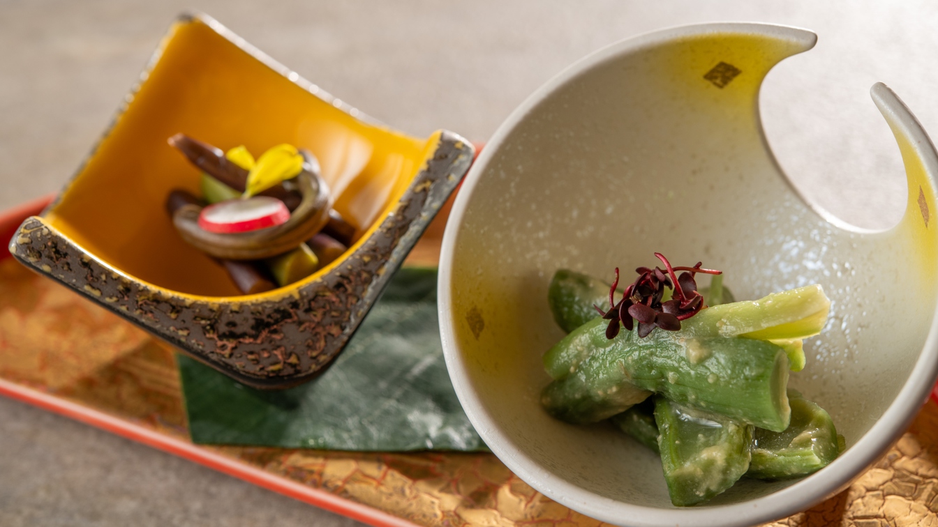 【季節の会席・春】牛・豚・鶏3種の陶板焼きと北秋田の郷土料理“きりたんぽ鍋”で秋田を満喫！