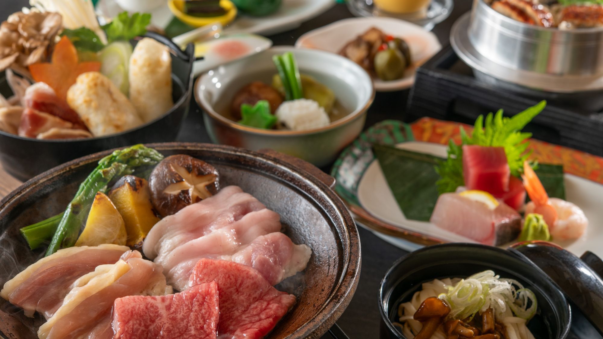【季節の会席・夏】牛・豚・鶏3種の陶板焼きと北秋田の郷土料理“きりたんぽ鍋”で秋田を満喫！