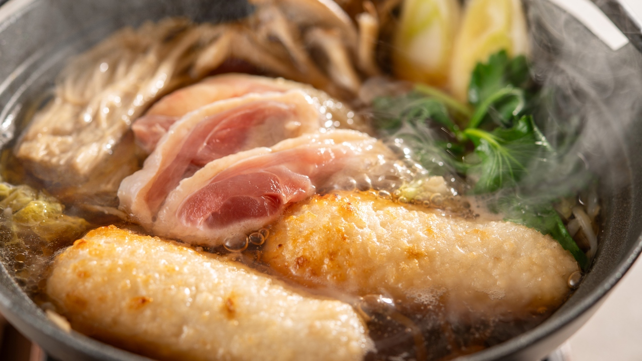 【季節の会席・春】牛・豚・鶏3種の陶板焼きと北秋田の郷土料理“きりたんぽ鍋”で秋田を満喫！