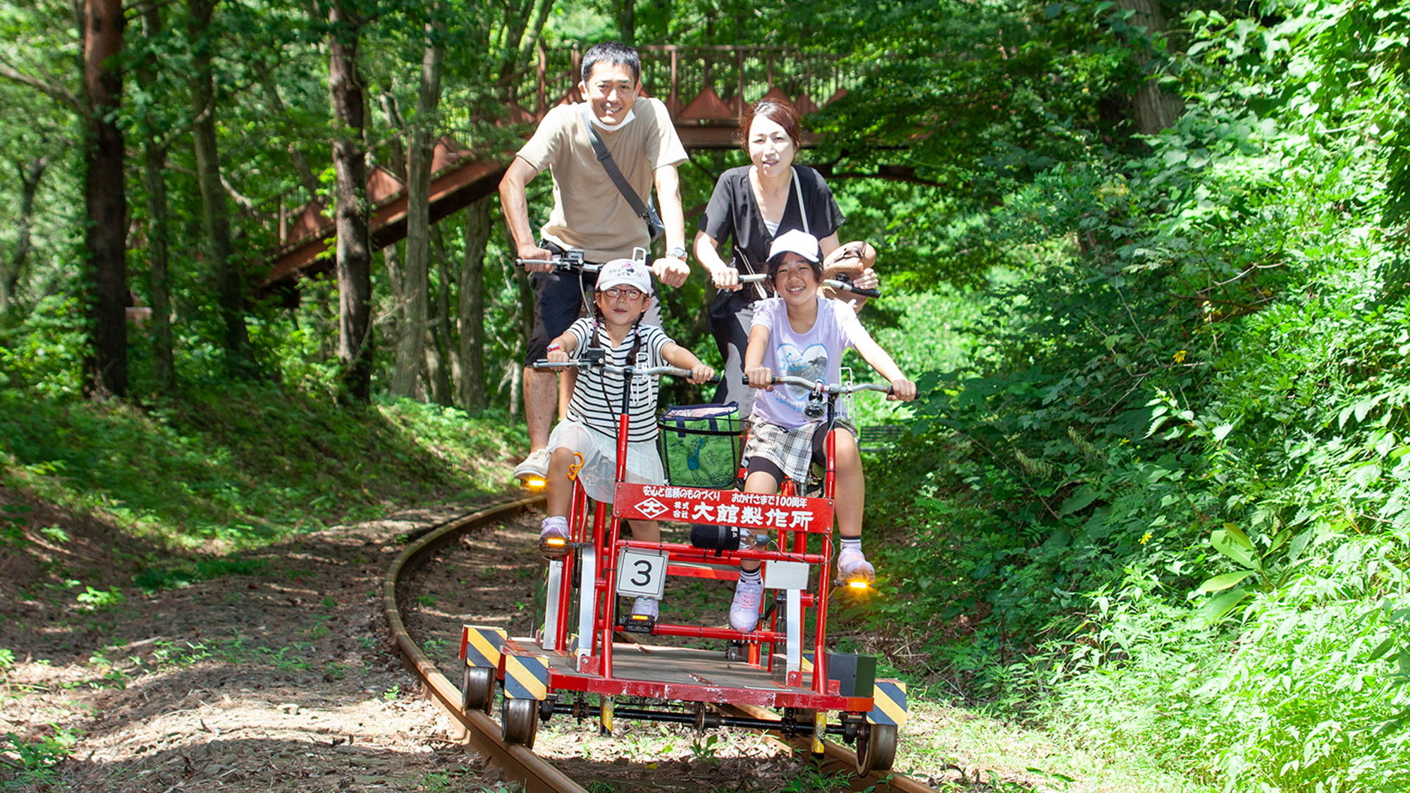 涼しい森林を駆け抜ける「大館小坂鉄道レールバイク」ホテルより車で40分
