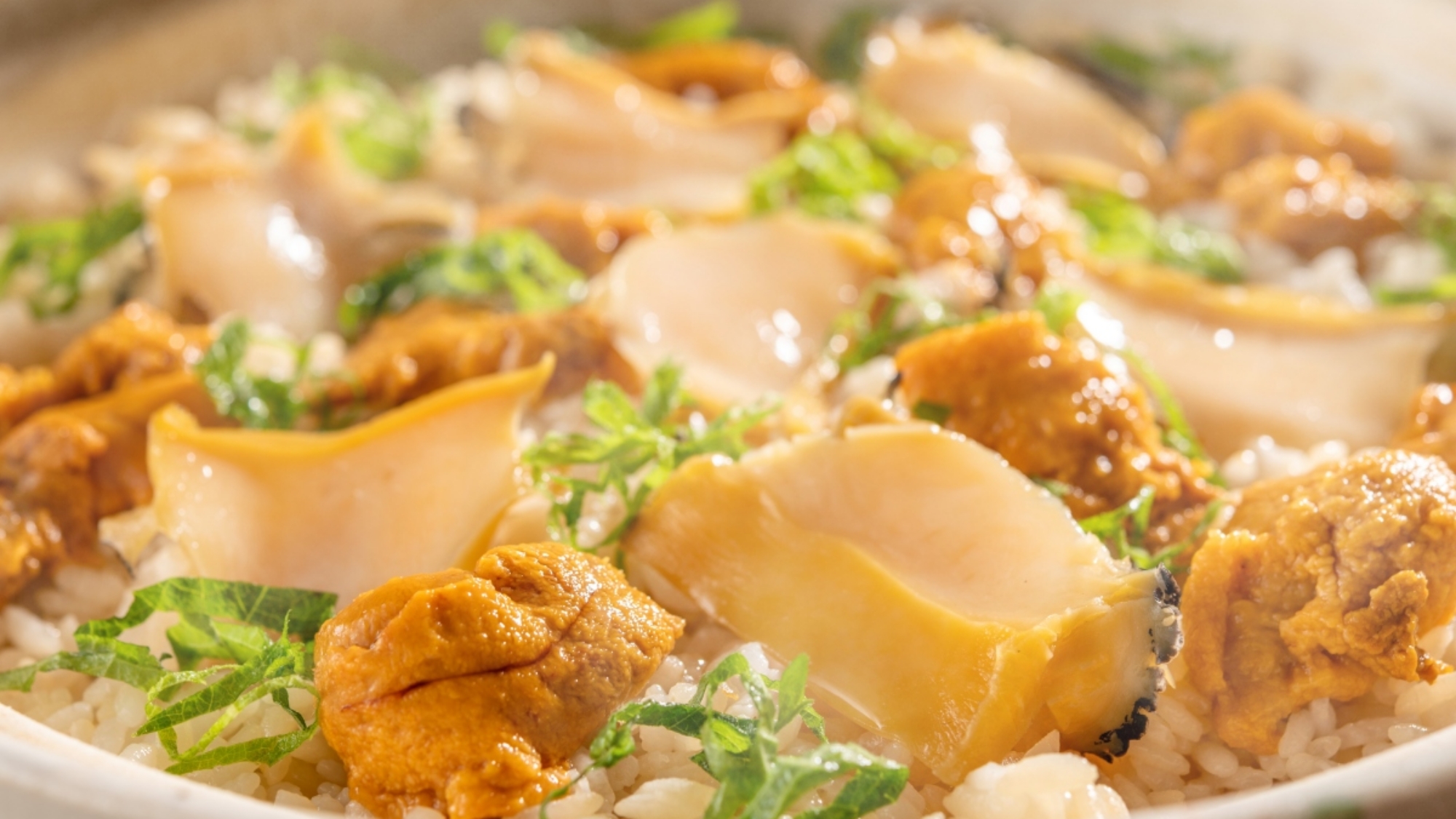 【極み会席/夏】アワビと雲丹の土鍋ご飯 （6月～8月）