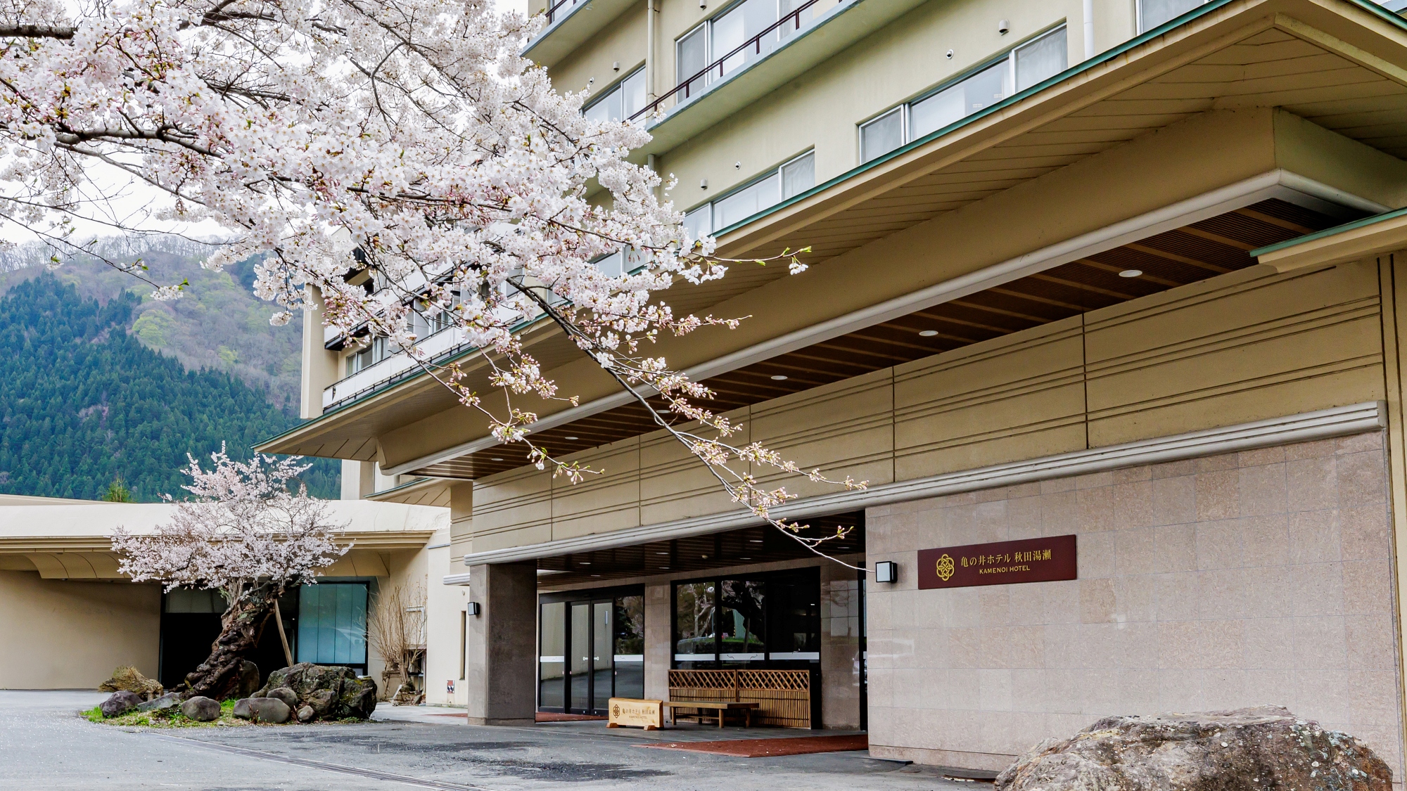 春のホテル外観