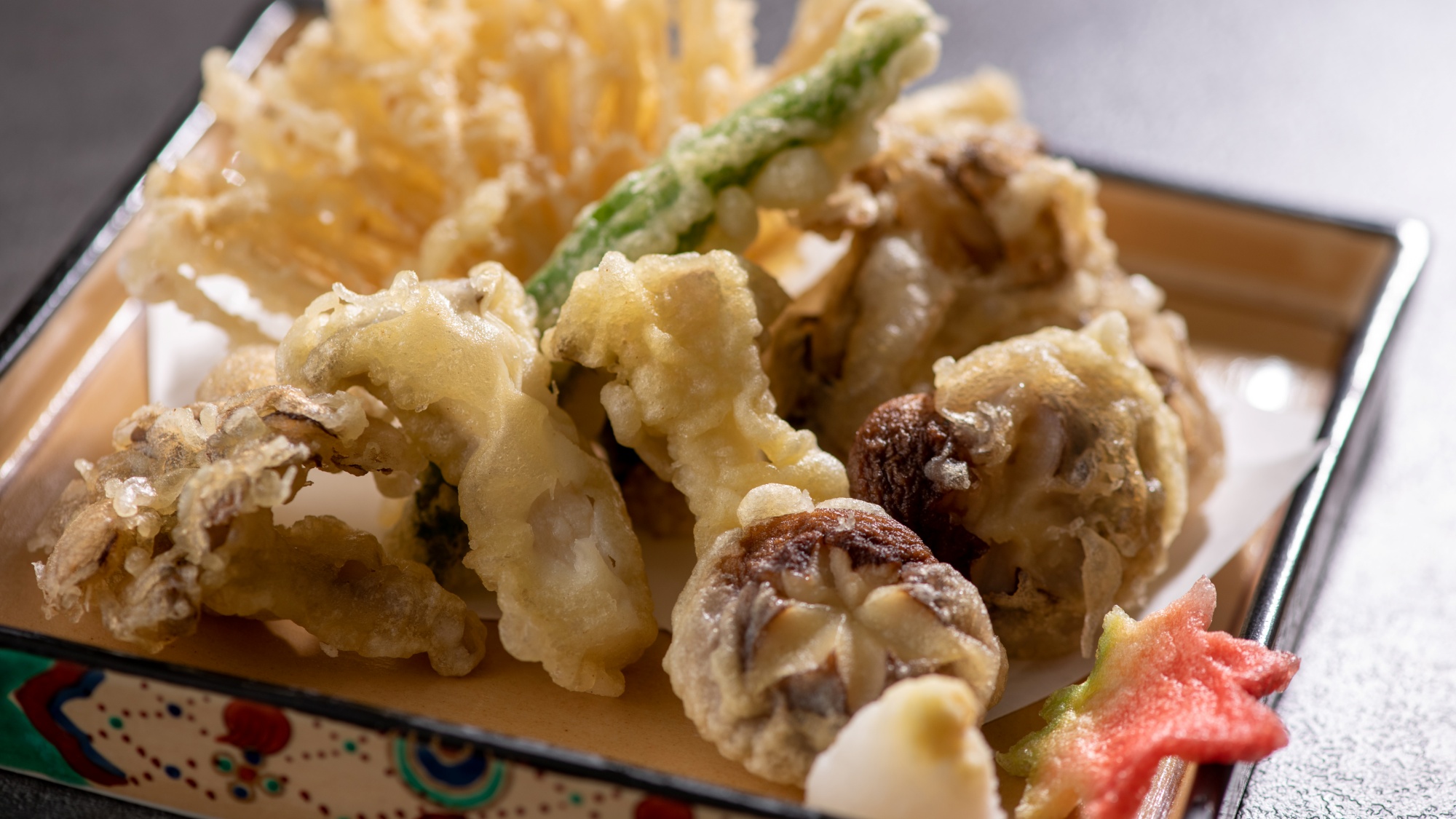 海老・舞茸・ナスなど季節の食材を天ぷらで（料理イメージ）