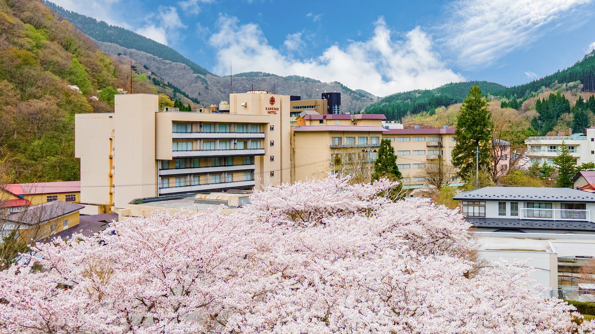 春のホテル外観