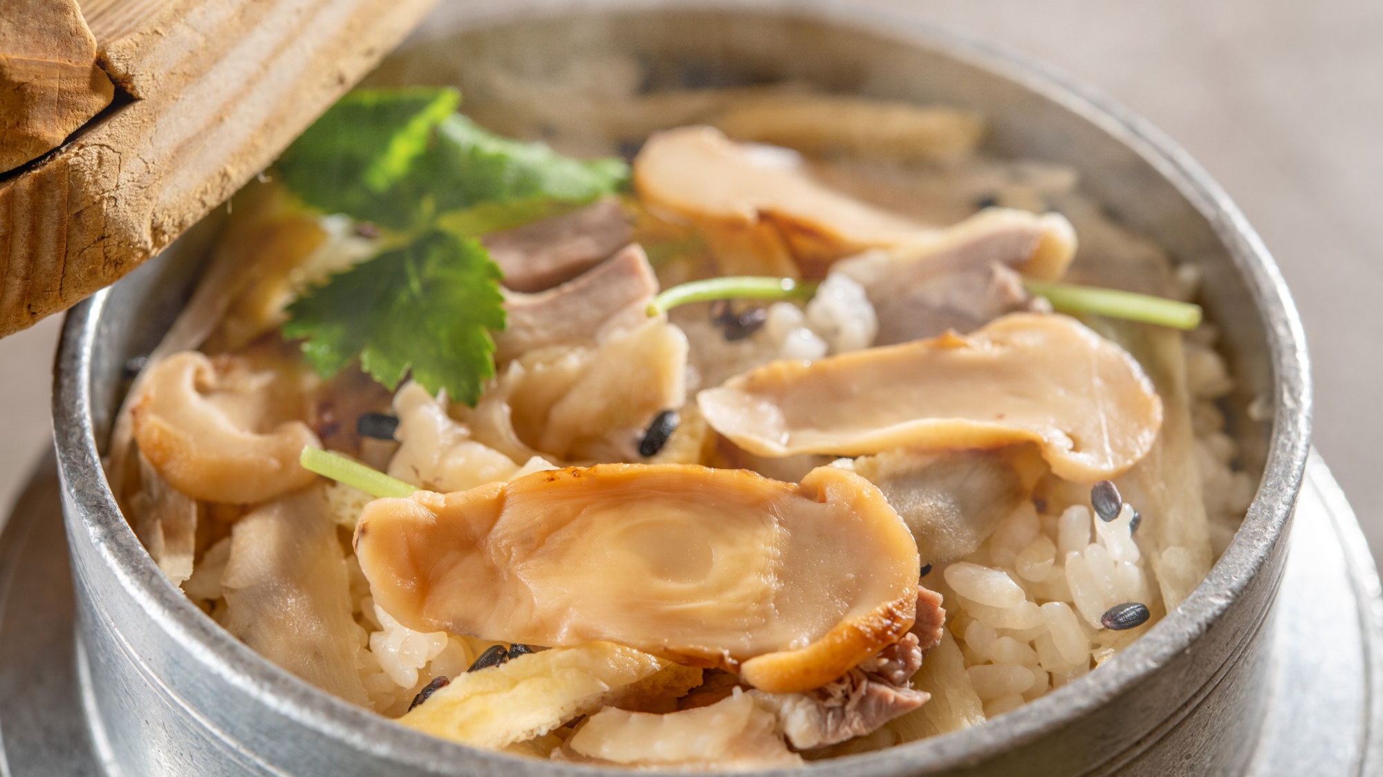 【土地の恵み会席/秋】松茸釜飯（9～11月）