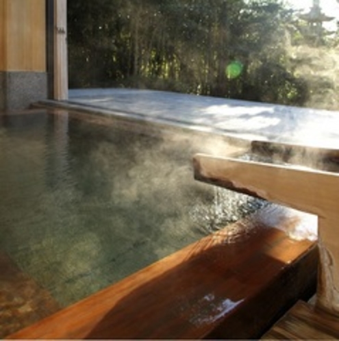 【半露天風呂】どこか心地よい“秘湯”のような空間で、ゆっくりと湯贅に浸るひととき。