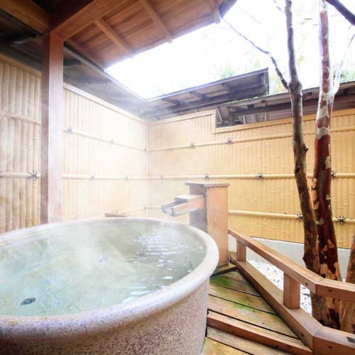 【「宴」の間】檜露天風呂の二つの温泉風呂を備えています。