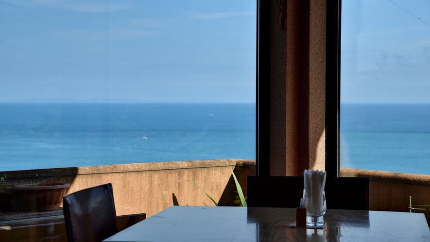*レストランからは青い海と空の眺望を存分にお楽しみいただけます。