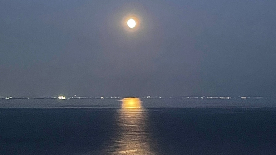 *【月光】夜の相模湾を、月の光が明るく照らします。