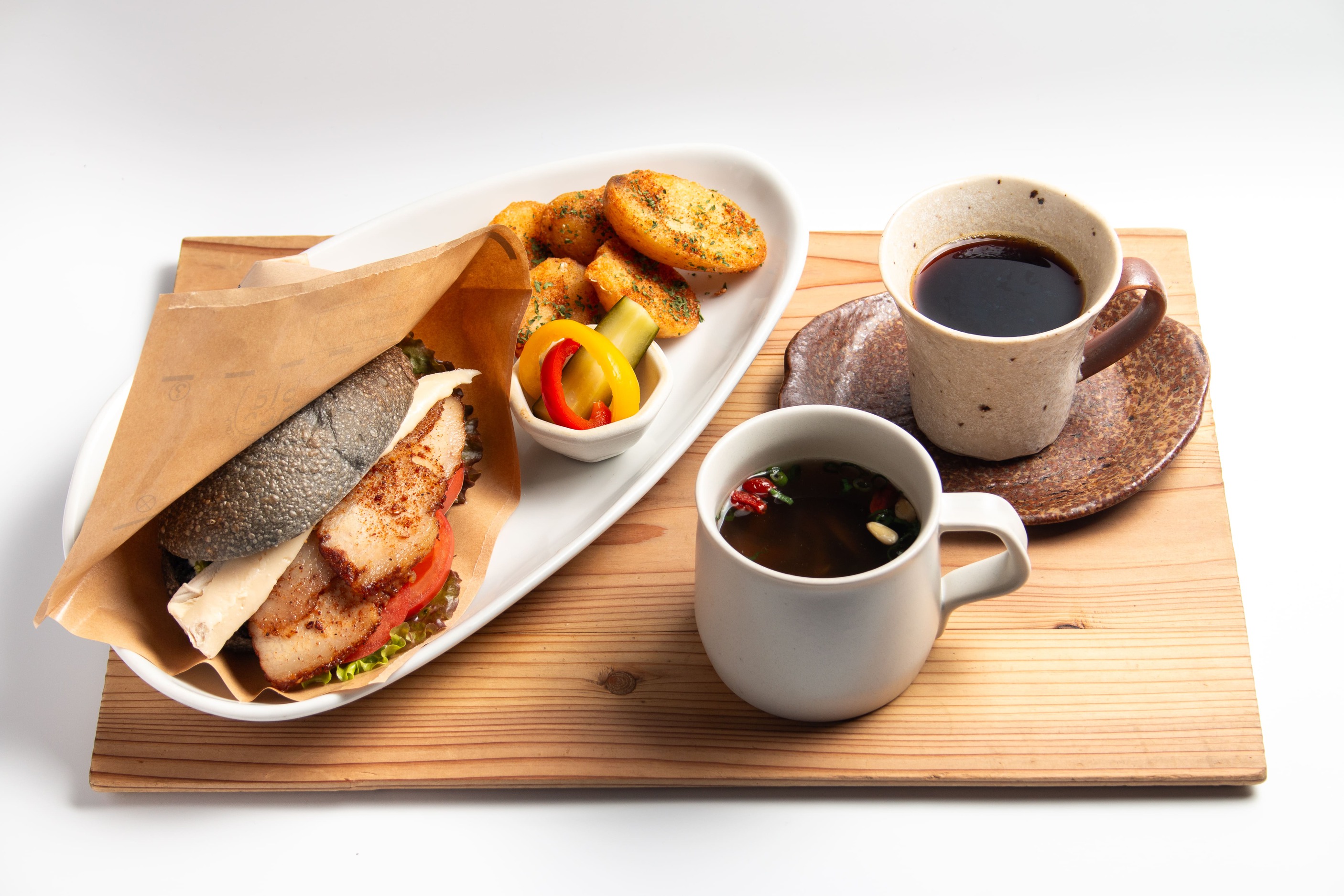【朝食付き】青梅豚を使用した自家製ベーコンの炭パニーニプレートｘ大自然の中でゆったり温泉旅行！