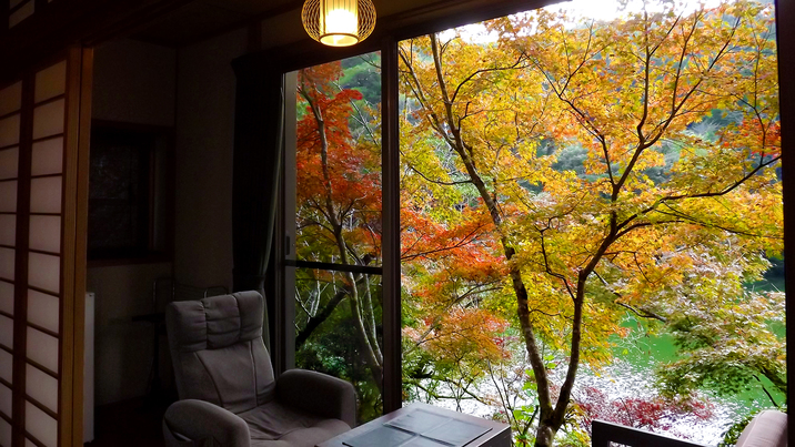 【お部屋からの景色】11月中旬～12月上旬は紅葉が美しい。客室の窓には色鮮やかな景色が広がる