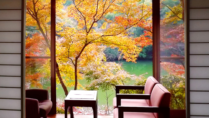 お部屋からの景色の一例：秋は紅葉が美しい。客室の窓には色鮮やかな景色が広がる―
