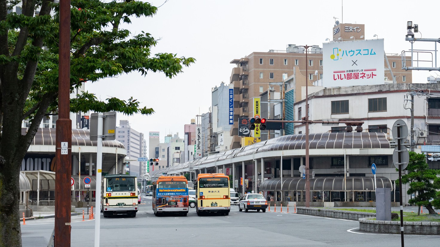 沼津駅南口ロータリー：ブラウンの建物が「三交イン沼津駅前」です♪