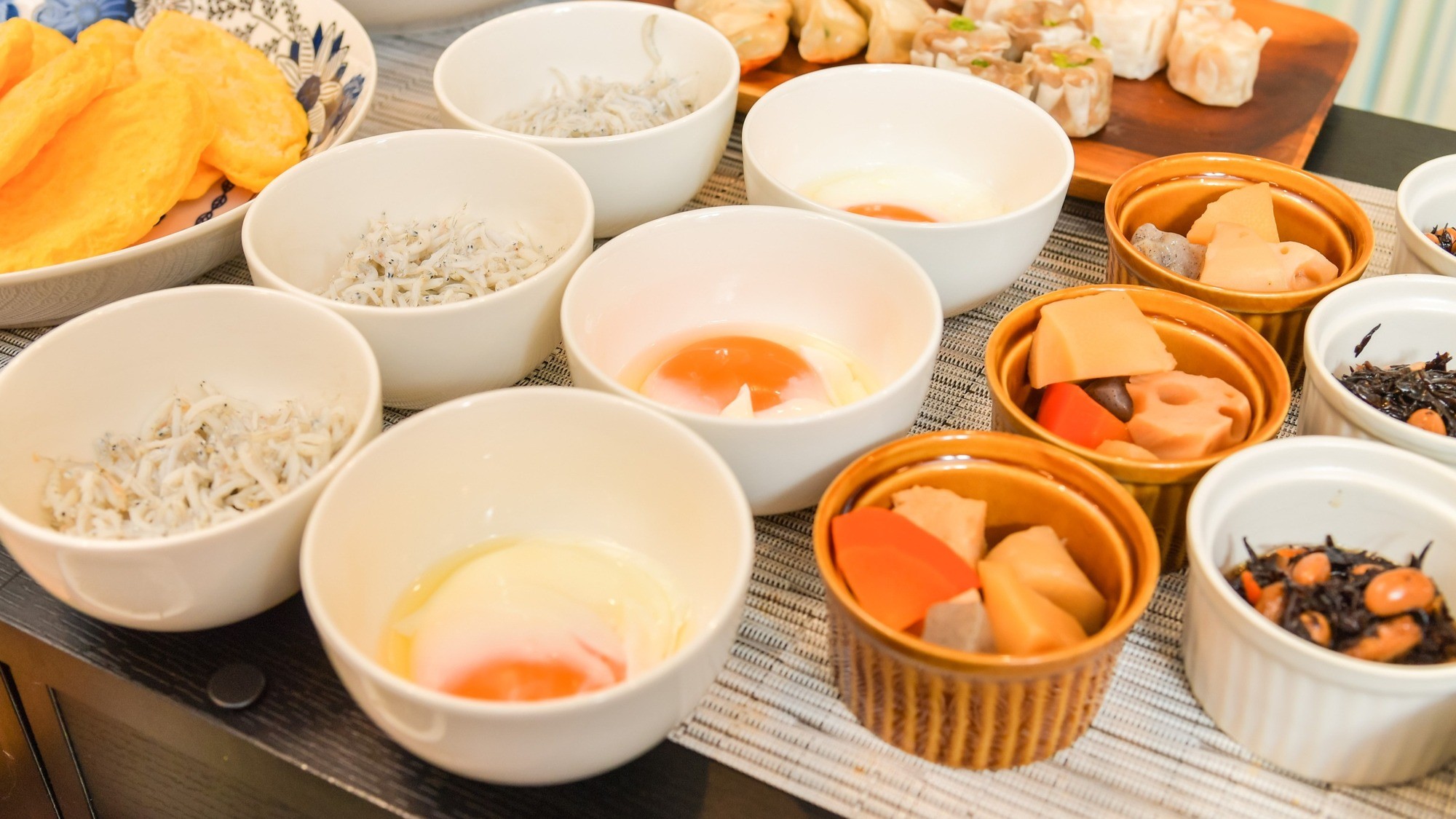 【朝食】温泉卵はそのまま食べても、トッピングにも