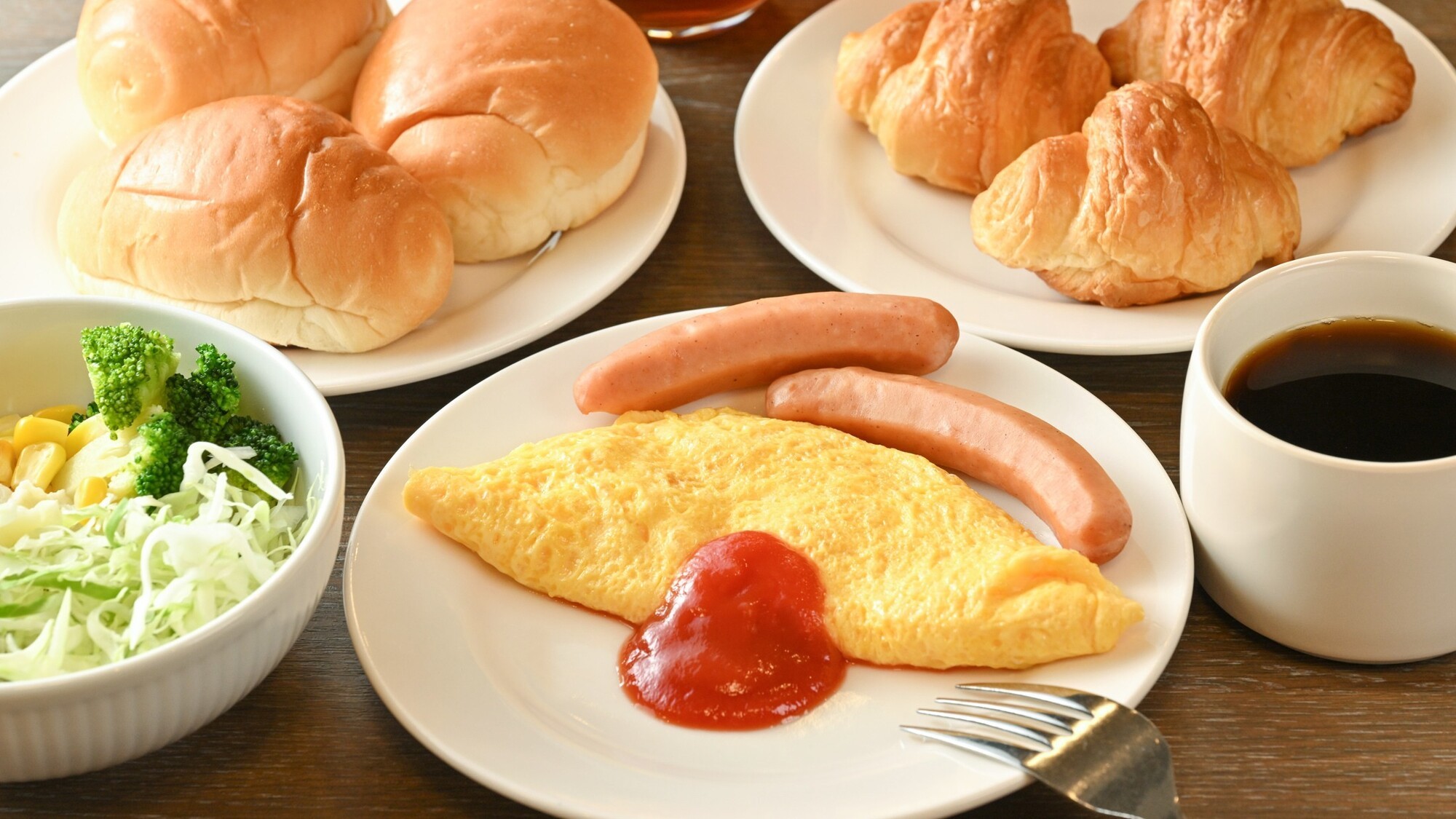 ライブクッキングで出来たオムレツは格別！！パンと併せて朝から洋食を堪能下さいませ。