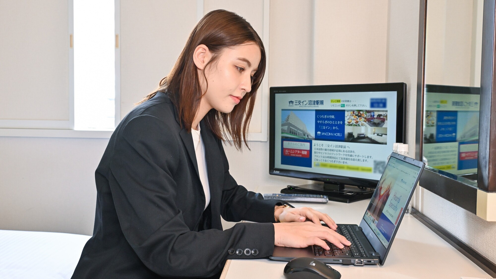 【シングルルーム】広々とした机でのデスクワークははかどります。