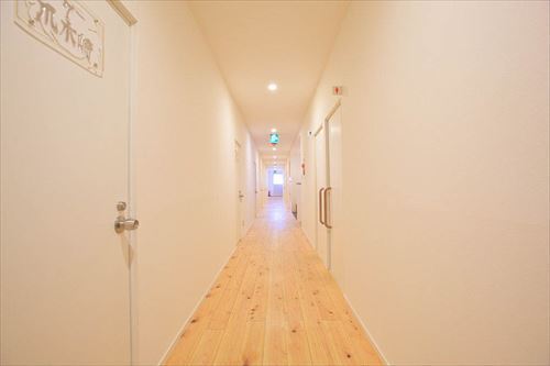 2nd floor corridor with guest rooms