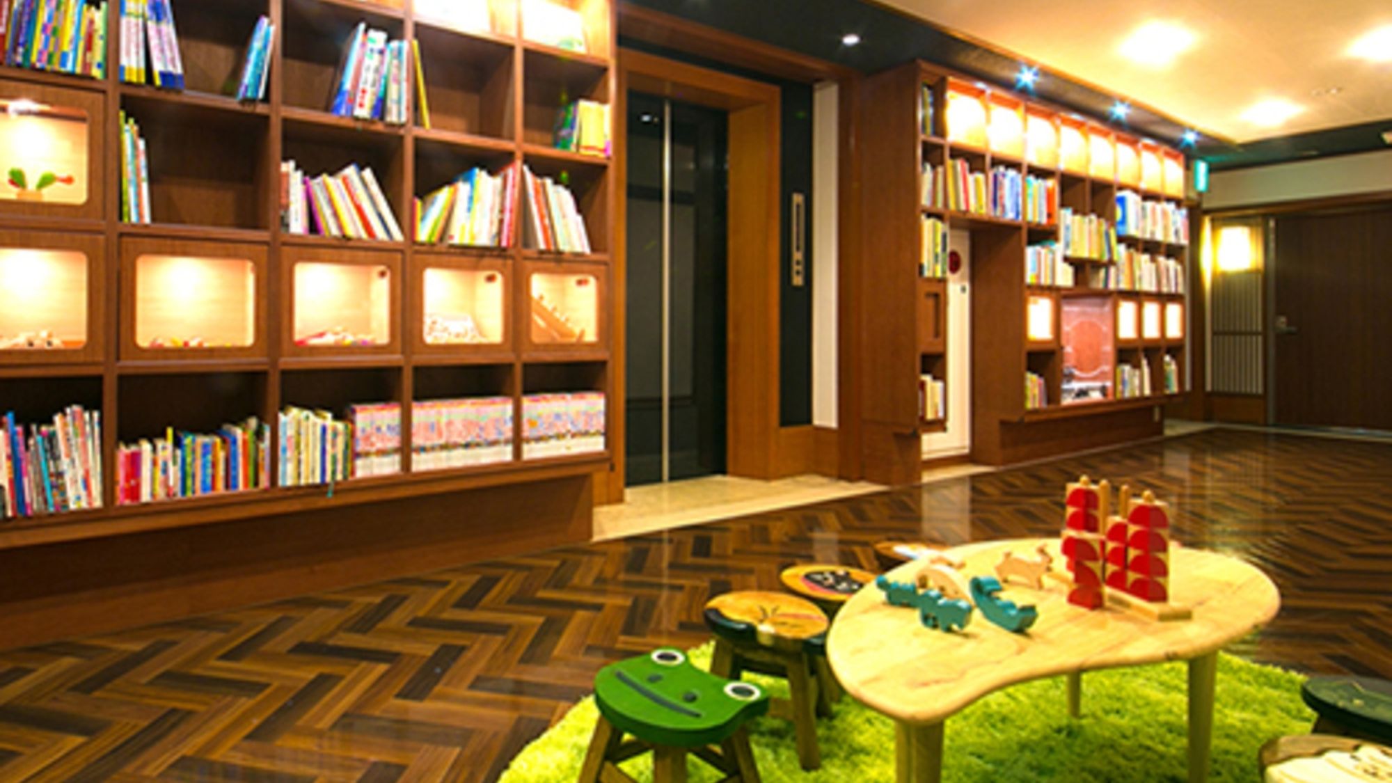 ◆絵本フロア◆目の前に「ぱぁっ」と飛び込んでくる絵本や玩具の数々