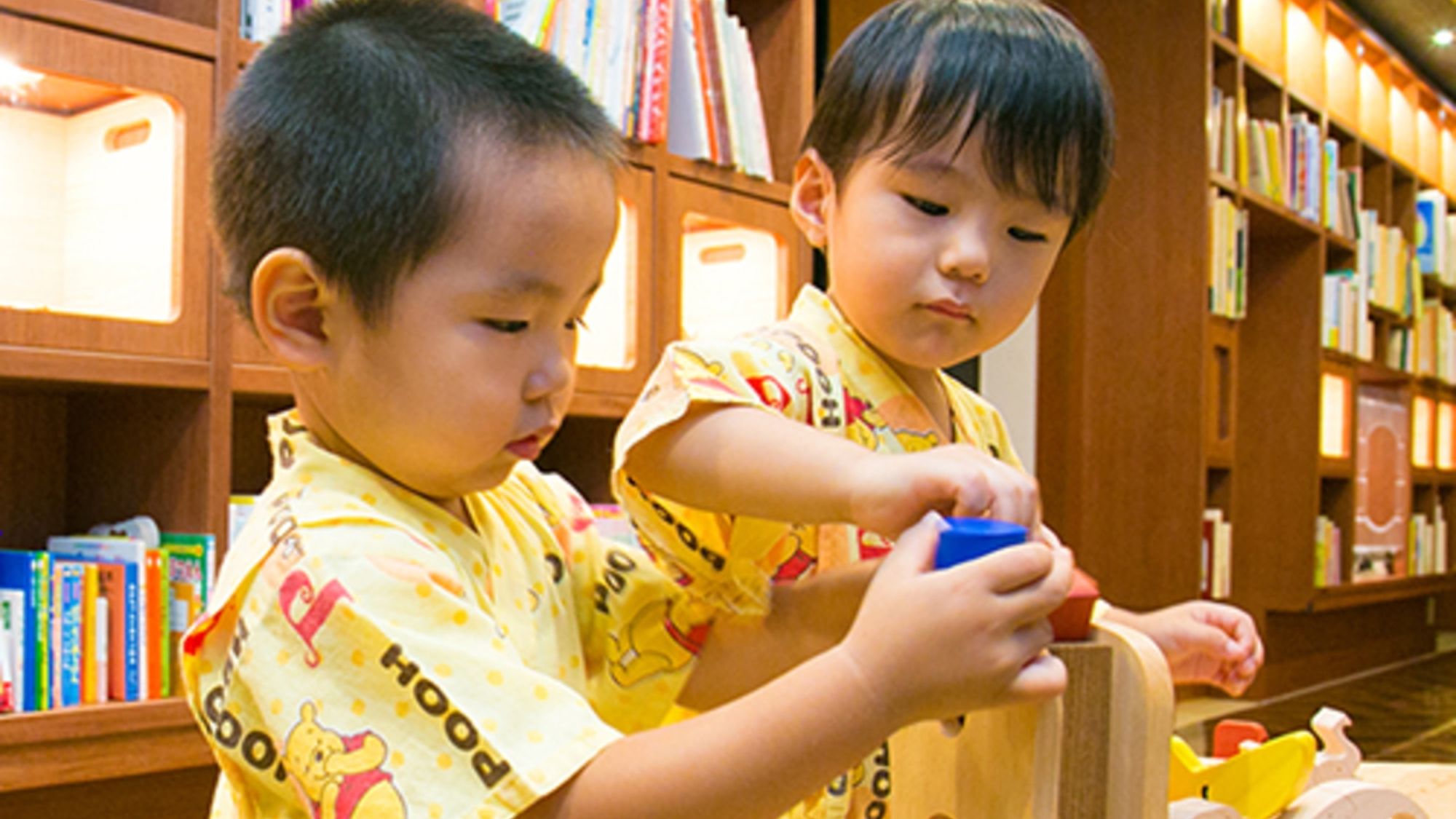 ◆絵本フロア◆絵本の国で描く子どもたちの夢は何色でしょうか&hellip;&hellip;？