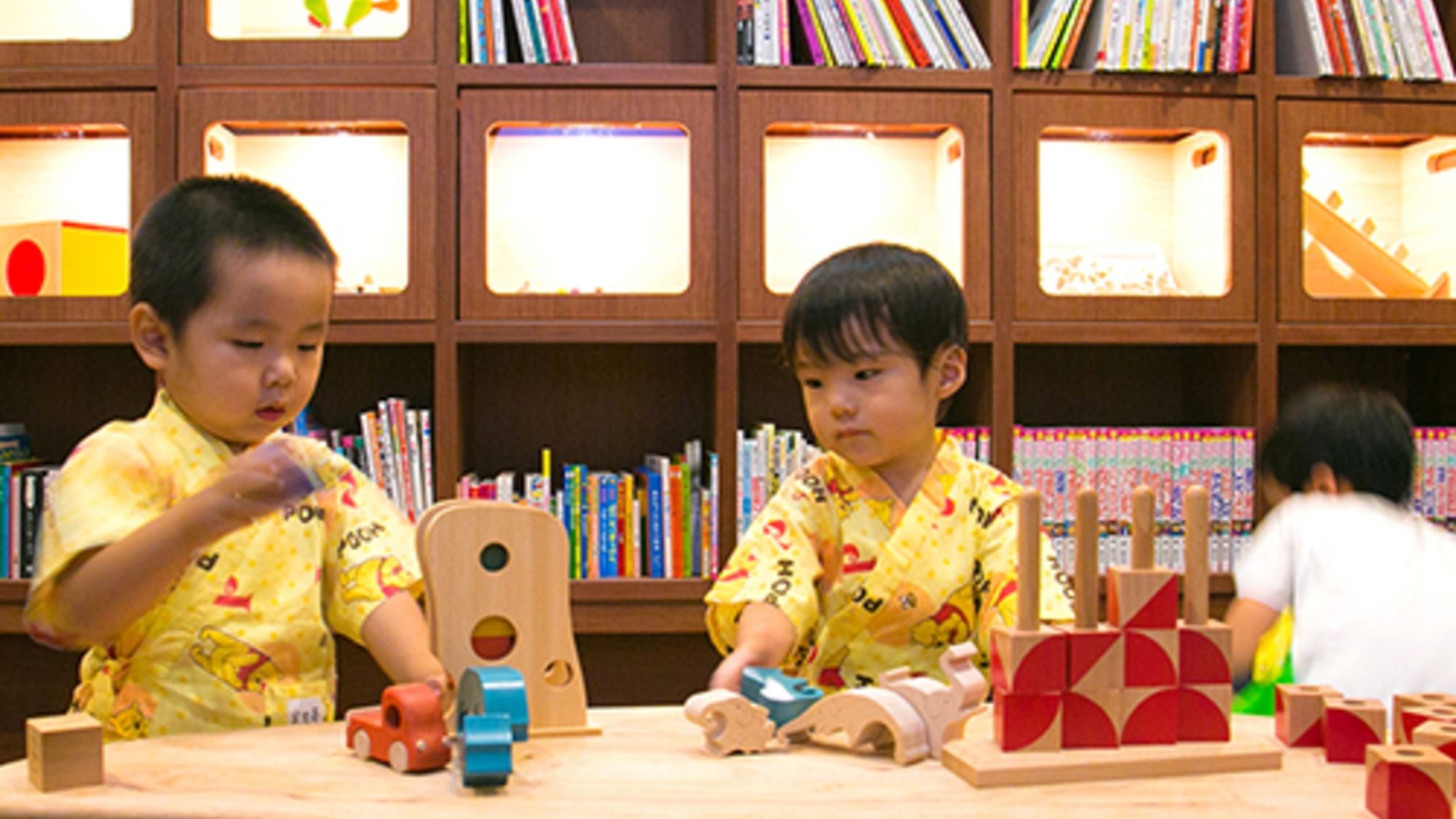 ◆絵本フロア◆「ぼくはこれであそぶ～」「ぼくはこっち～」玩具がよりどりみどり♪