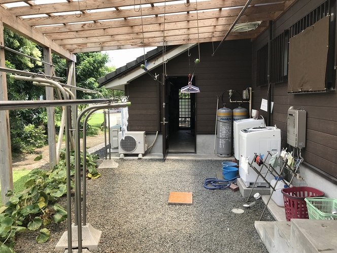 雨の日も大丈夫　　屋根付きの洗濯干場があります