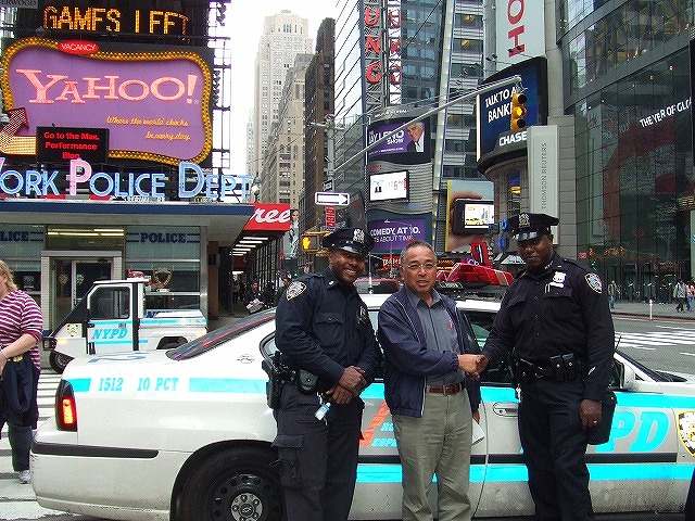 オーナー紹介　２　ニューヨークの警察官と日米友好親善してきました